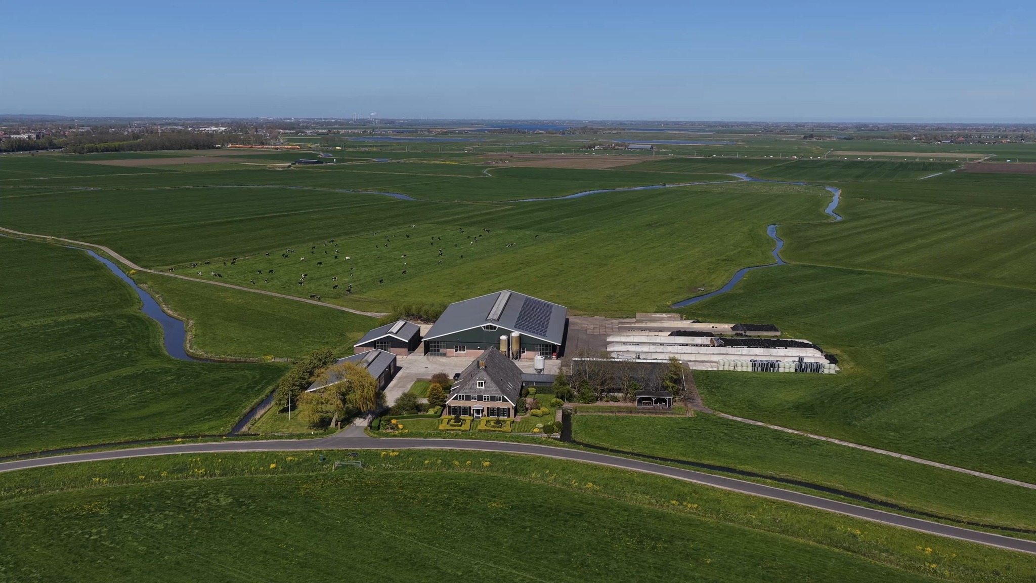 Een indrukwekkend melkveelbedrijf op ruim 52 hectare huiskavel, met moderne MDV-ligboxenstal, ruimte NB-vergunning, melkrobots en een prachtige gerenoveerde woonboerderij.𝗘𝗲𝗻 𝗯𝗲𝗱𝗿𝗶𝗷𝗳 𝘄𝗮𝗮𝗿 𝗷𝗲 𝘄𝗶𝗹𝘁 𝗯𝗼𝗲𝗿𝗲𝗻!Benieuwd naar de vraagprijs en de brochure? Vraag deze vrijblijvend aan via onze website.Wilt u op de hoogte blijven van het nieuwste aanbod? Meld u aan voor de KlaverGoed; een e-mailbericht waarin wij ons nieuwste aanbod presenteren.