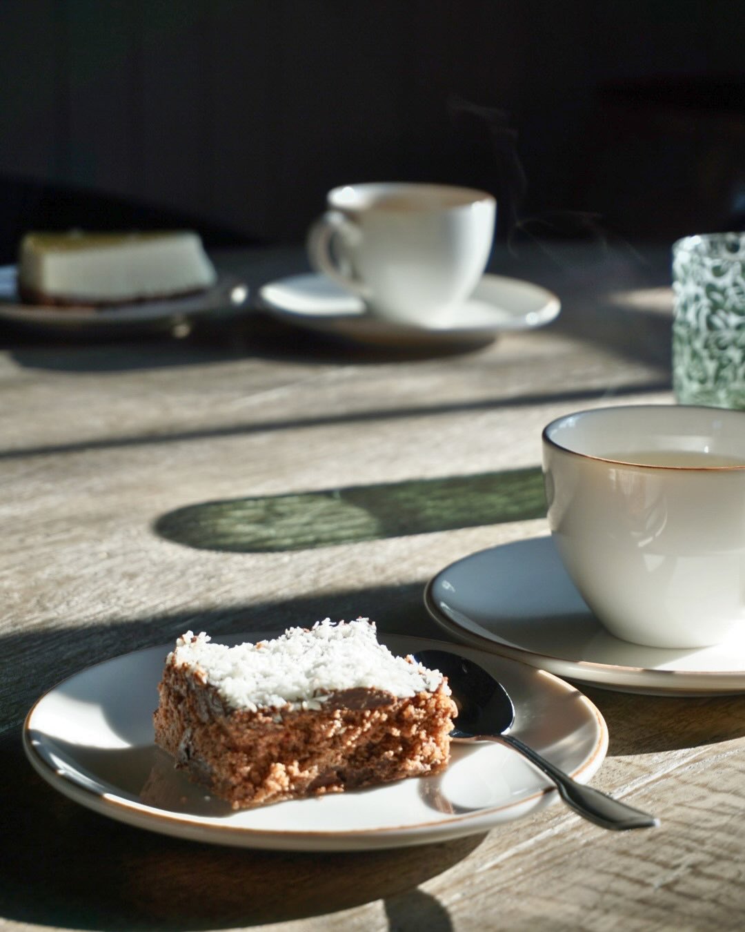 Fika bakad med kärlek 💛
Säg hej till vår konditor Lena, stjärnan bakom allt gott fika som serveras hos oss. I snart två år har hon spridit doften av nybakat här på herrgården, och favoriterna? Kanelbullar och biskvier, om hon själv får välja! 🧁
Här ser ni Lenas saftiga kärleksmums som serveras på Udden, perfekta att njuta av tillsammans med en kopp kaffe i vår lugna herrgårdsmiljö.
Välkommen in på något gott!