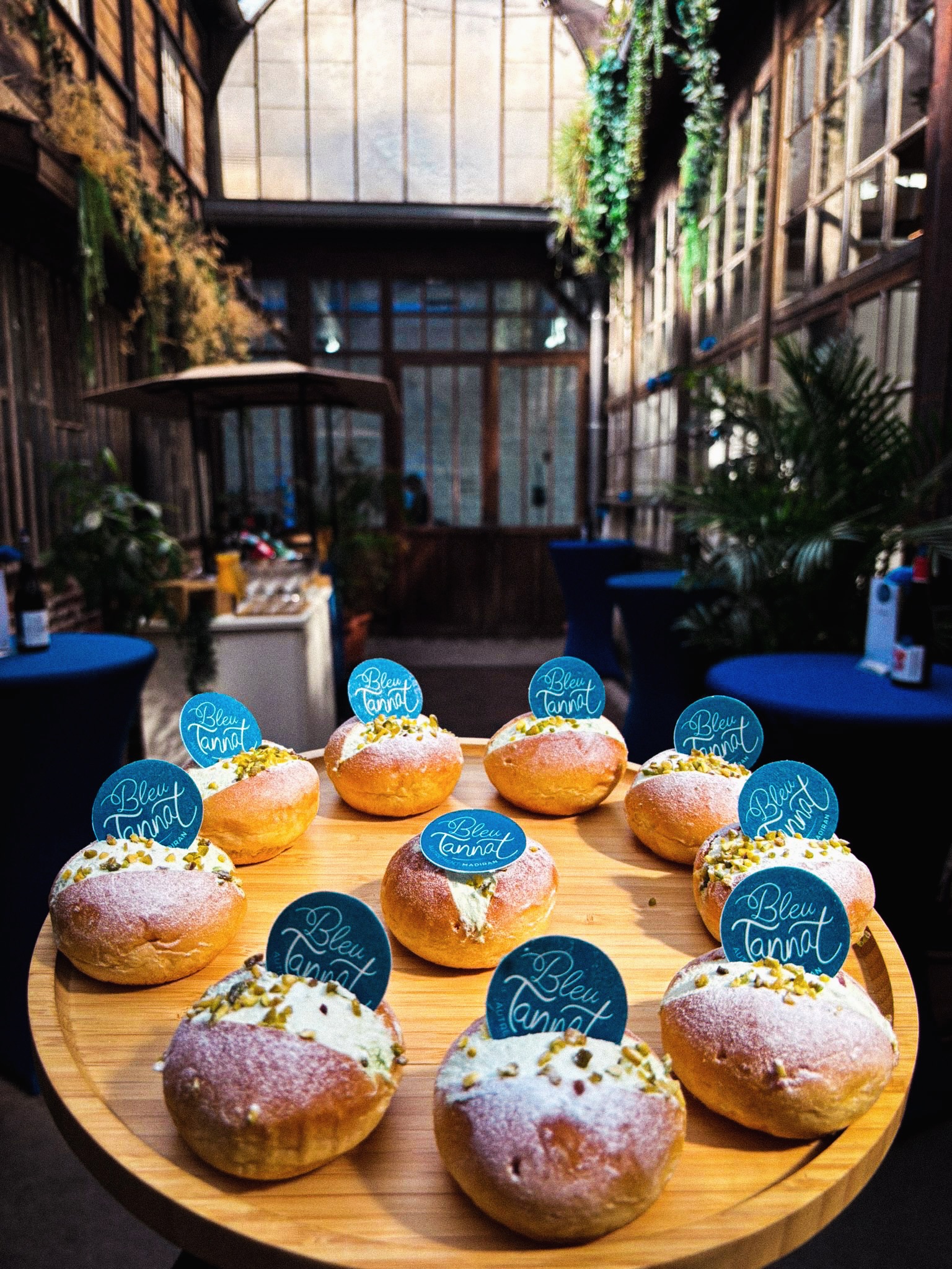 Bleu de partout 🔵👀
👉 Stands aux couleurs, food personnalisée, pastilles logotées…
On a poussé le détail jusqu’au bout 🔥
À @usine_deguerry @area_box avec @vinsdemadiran & @clairdelunefab
#streetfood #traiteurevenementiel #eventparis #brandexperience #foodlovers