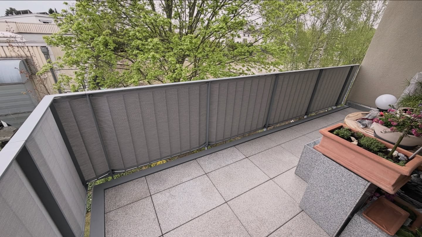 Neuer Look für den Balkon ✨
Die moderne Balkonumrandung sorgt nicht nur für mehr Privatsphäre, sondern verleiht dem gesamten Außenbereich eine elegante und hochwertige Optik.
Wetterfest, pflegeleicht und perfekt auf das Geländer abgestimmt.
#Balkon #Balkongestaltung #Sichtschutz #Balkonideen #ModernLiving Außenbereich Terrasse Wohnideen BalkonUpgrade BerlinJalousien Design ZuhauseWohlfühlen
