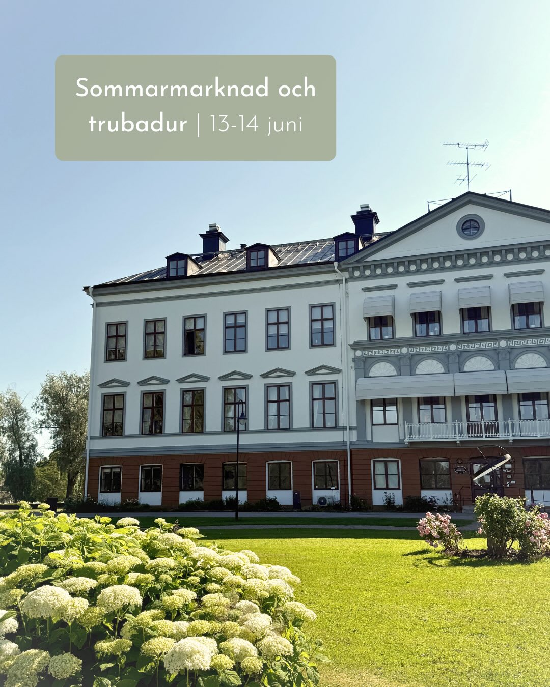 🌿✨ Den 13–14 juni är det dags för Gysinge Sommarmarknad!
Välkommen till en härlig weekend fylld med marknadsstånd, somrig stämning och upplevelser för hela familjen.
Under dagen spelar trubaduren Jocke Göransson live på Orangeriets uteservering och framåt kvällen fortsätter musiken i en avslappnad och stämningsfull miljö mellan kl.20.00-23.00🎶
Passa också på att njuta av något gott från vår à la carte-meny i Orangeriet. Gör helgen lite extra lyxig och bekväm - boka övernattning med hotellfrukost i herrgårdsmiljö!
Boka gärna bord redan idag via vår hemsida eller kontakta oss på info.gysingeherrgard@julahotell.se
Varmt välkomna 💛