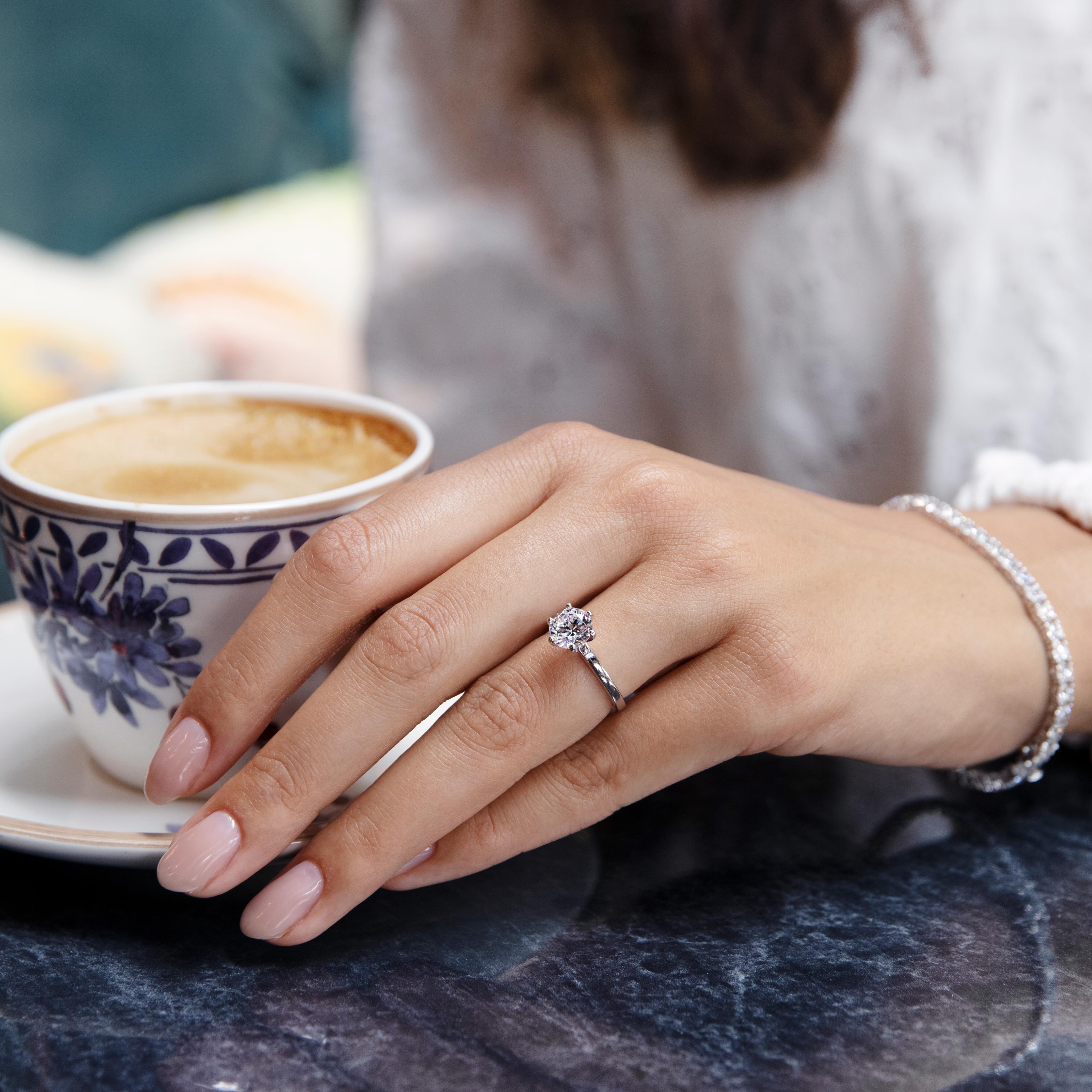 Lugano forlovelsesring har et kantet og moderne uttrykk. Ringskinnen har rene linjer som gir et elegant preg, mens de seks solide klørne sørger for både trygg innfatning og et klassisk, tidløst utseende💫