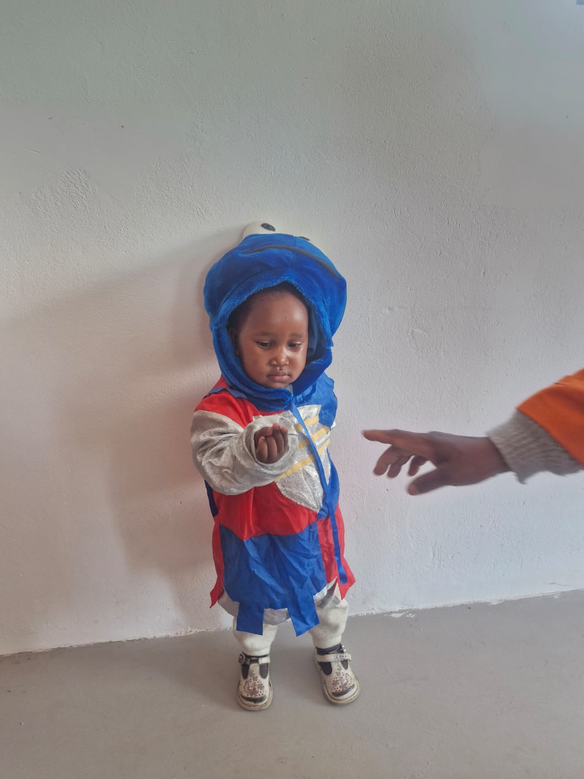“It's a funny day”
Vandaag was het een bijzondere en vrolijke dag in het Masechaba Day Care Centre. Al vroeg in de ochtend hing er een gezellige sfeer. De kinderen kwamen nieuwsgierig binnen en konden bijna niet wachten op de leuke activiteit van de dag. Iedereen deed mee aan het uitwisselen van kledingstijlen. Jongens verkleedden zich als meisjes en meisjes juist als jongens. Ook de begeleiders deden enthousiast mee, wat zorgde voor veel verrassing en grote lachbuien.
De gangen vulden zich met vrolijke stemmen, muziek en gelach. Sommige kinderen moesten hard lachen toen ze elkaar zagen in een totaal andere outfit. De begeleiders maakten er samen met de kinderen een echt feest van. Er werd gedanst, gespeeld en volop plezier gemaakt. Het was prachtig om te zien hoe iedereen genoot en zich vrij voelde om gewoon plezier te hebben met elkaar.
De dag bracht niet alleen veel humor, maar ook saamhorigheid en ontspanning. Even geen zorgen, maar alleen genieten van het moment. De kinderen straalden van blijdschap en ook de begeleiders hadden zichtbaar plezier. Er werd ontzettend veel gelachen en er ontstonden mooie herinneringen die nog lang zullen blijven hangen.
Aan het einde van de dag keek iedereen terug op een geweldige en gezellige dag vol warmte, pret en verbondenheid. Het was een dag waarop het Masechaba Day Care Centre weer liet zien hoe belangrijk vrolijkheid, liefde en samen plezier maken zijn.
Help mee vandaag, geef kinderen morgen weer toekomst, hoop en perspectief! “Voor 27 cent per dag help je een kind in Zuid-Afrika aan een voedzame maaltijd en nog veel meer.”
Wordt lid van de Club Nul Punt 27
“Maak het verschil voor de kinderen, word vandaag nog lid van Club Nul Punt 27.”
#goededoel #samenhelpen #kinderenhelpen #liefdegeven #southafrica