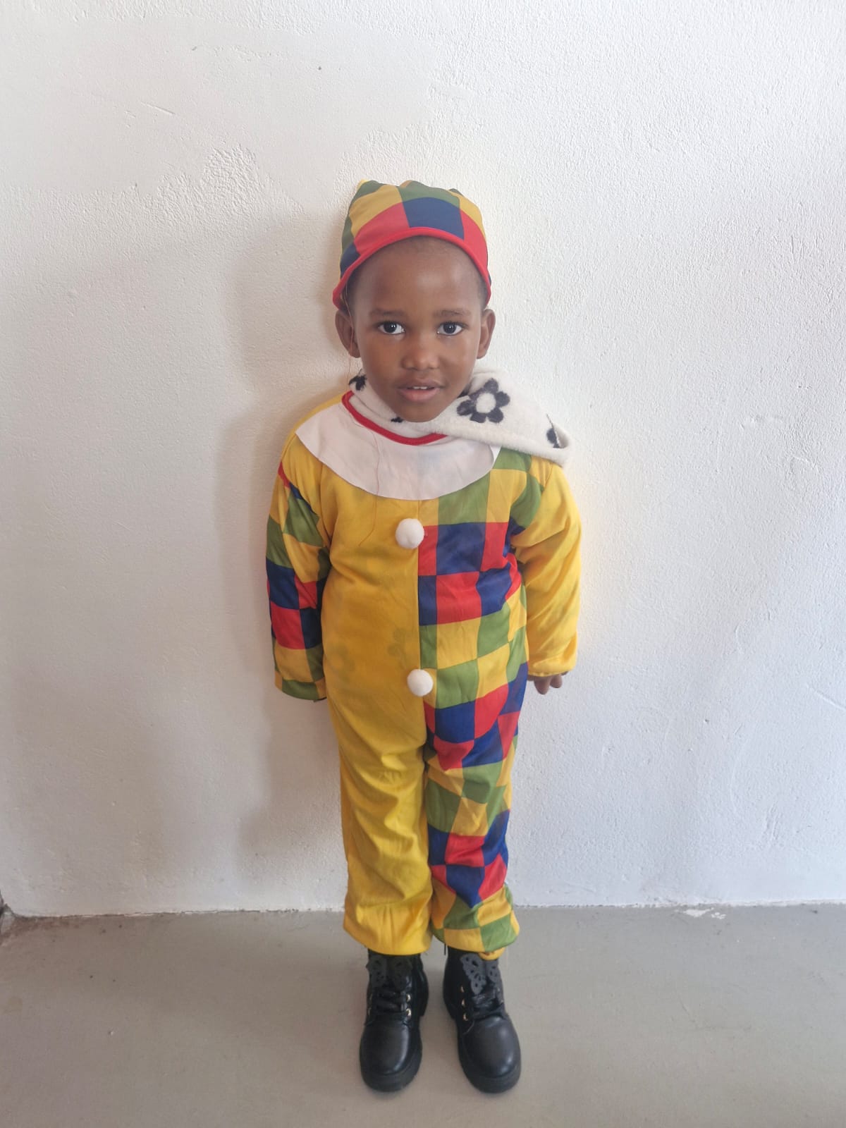 “It's a funny day”
Vandaag was het een bijzondere en vrolijke dag in het Masechaba Day Care Centre. Al vroeg in de ochtend hing er een gezellige sfeer. De kinderen kwamen nieuwsgierig binnen en konden bijna niet wachten op de leuke activiteit van de dag. Iedereen deed mee aan het uitwisselen van kledingstijlen. Jongens verkleedden zich als meisjes en meisjes juist als jongens. Ook de begeleiders deden enthousiast mee, wat zorgde voor veel verrassing en grote lachbuien.
De gangen vulden zich met vrolijke stemmen, muziek en gelach. Sommige kinderen moesten hard lachen toen ze elkaar zagen in een totaal andere outfit. De begeleiders maakten er samen met de kinderen een echt feest van. Er werd gedanst, gespeeld en volop plezier gemaakt. Het was prachtig om te zien hoe iedereen genoot en zich vrij voelde om gewoon plezier te hebben met elkaar.
De dag bracht niet alleen veel humor, maar ook saamhorigheid en ontspanning. Even geen zorgen, maar alleen genieten van het moment. De kinderen straalden van blijdschap en ook de begeleiders hadden zichtbaar plezier. Er werd ontzettend veel gelachen en er ontstonden mooie herinneringen die nog lang zullen blijven hangen.
Aan het einde van de dag keek iedereen terug op een geweldige en gezellige dag vol warmte, pret en verbondenheid. Het was een dag waarop het Masechaba Day Care Centre weer liet zien hoe belangrijk vrolijkheid, liefde en samen plezier maken zijn.
Help mee vandaag, geef kinderen morgen weer toekomst, hoop en perspectief! “Voor 27 cent per dag help je een kind in Zuid-Afrika aan een voedzame maaltijd en nog veel meer.”
Wordt lid van de Club Nul Punt 27
“Maak het verschil voor de kinderen, word vandaag nog lid van Club Nul Punt 27.”
#goededoel #samenhelpen #kinderenhelpen #liefdegeven #southafrica
