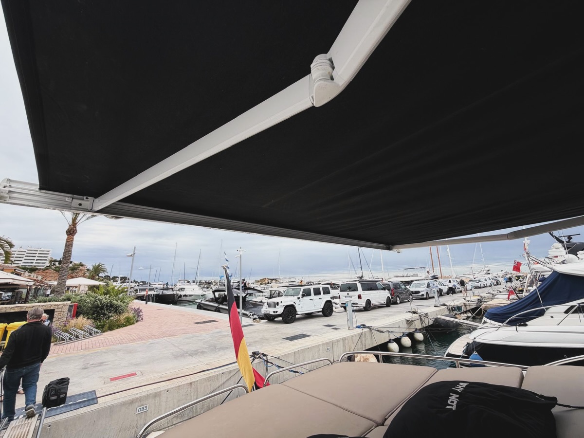 Wieder ein erfolgreiches Projekt abgeschlossen 🚤
Auf diesem Boot haben wir die Arme einer Brustor Markise fachgerecht ausgetauscht und die Anlage wieder in einen einwandfreien Zustand gebracht.
Präzise Arbeit, hochwertige Ersatzteile und saubere Montage – auch unter besonderen Bedingungen auf dem Wasser. ⚓☀️
#Brustor #Markise #Boot #Sonnenschutz #Handwerk Montage Service BerlinJalousien Bootsservice Qualität OutdoorLiving