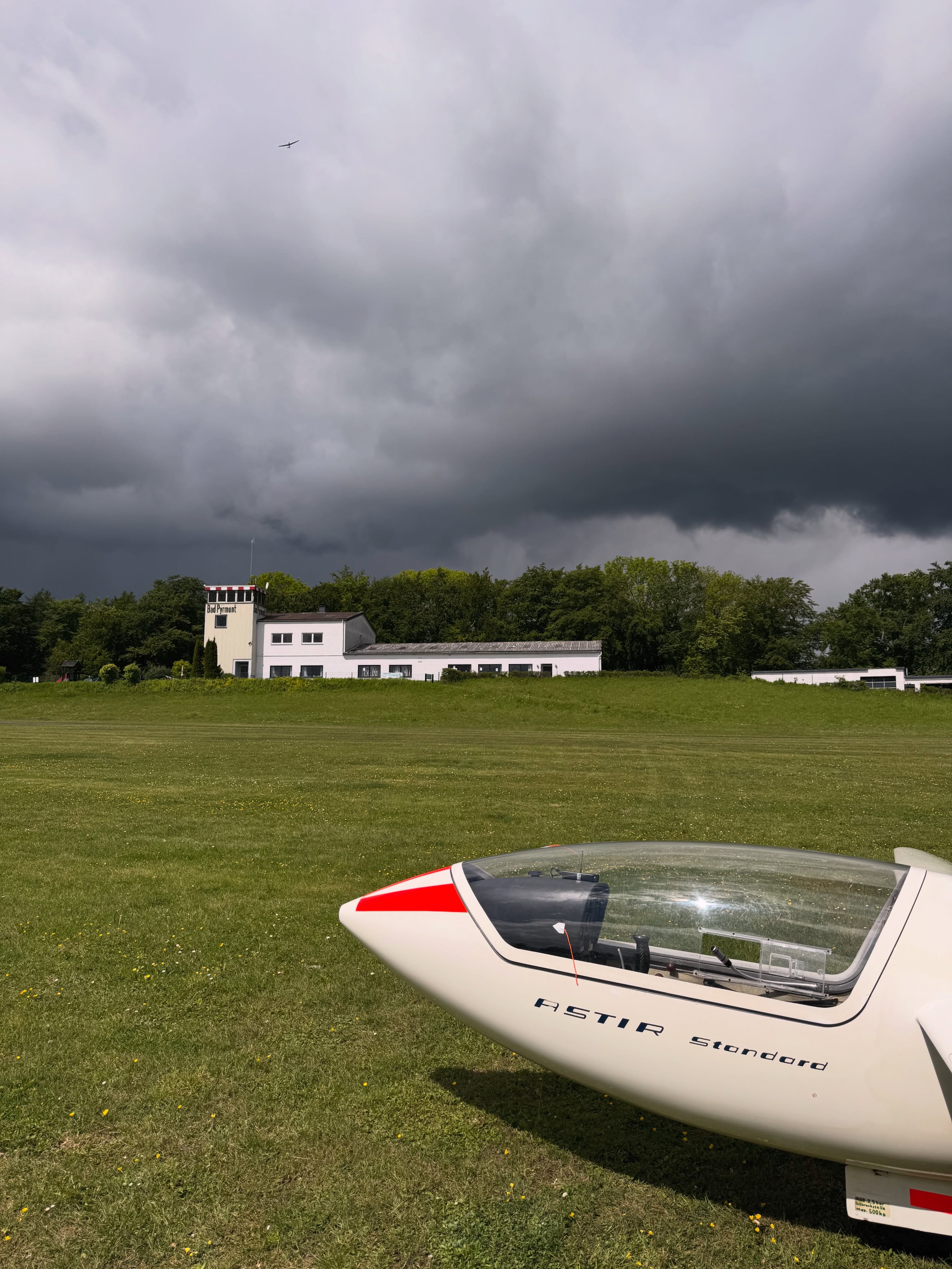 Erfolgreiches Himmelfahrt-Fliegerlager (mit vereinzelten Schauern) bei der LSG!☀️🛩️ Ein starkes Wochenende liegt hinter uns: Laurenz hat erfolgreich seine Umschulung auf den Einsitzer Astir CS 77 absolviert und startet nun Richtung C-Prüfung. Dafür heißt es: Theorie vertiefen, Thermik fliegen, Kompasskurse erfliegen und Grenzflugzustände demonstrieren 💪 Außerdem hat Deniz seine Windenfahrerprüfung bestanden und darf uns ab sofort in die Luft schleppen 😎 Vincent sammelt weiterhin fleißig Starts und Landungen auf dem Weg zur Passagierberechtigung 🚀 Wir freuens auf die nächsten Flugtage! 🙌 #gliding #aviation #segelfliegen #hamelnpyrmont #soaring
