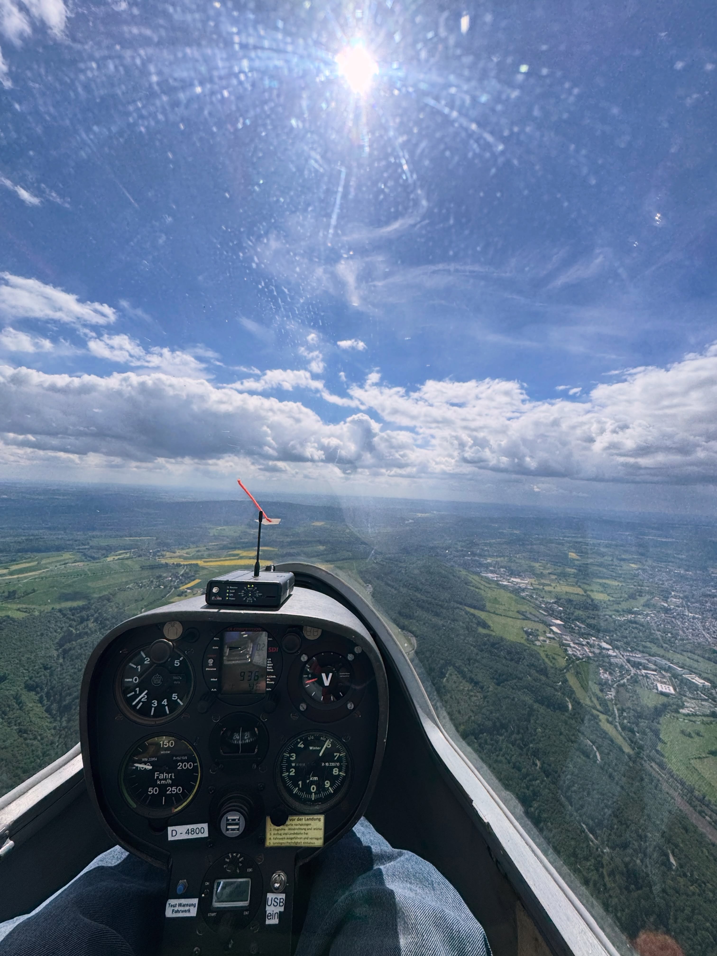 Erfolgreiches Himmelfahrt-Fliegerlager (mit vereinzelten Schauern) bei der LSG!☀️🛩️ Ein starkes Wochenende liegt hinter uns: Laurenz hat erfolgreich seine Umschulung auf den Einsitzer Astir CS 77 absolviert und startet nun Richtung C-Prüfung. Dafür heißt es: Theorie vertiefen, Thermik fliegen, Kompasskurse erfliegen und Grenzflugzustände demonstrieren 💪 Außerdem hat Deniz seine Windenfahrerprüfung bestanden und darf uns ab sofort in die Luft schleppen 😎 Vincent sammelt weiterhin fleißig Starts und Landungen auf dem Weg zur Passagierberechtigung 🚀 Wir freuens auf die nächsten Flugtage! 🙌 #gliding #aviation #segelfliegen #hamelnpyrmont #soaring