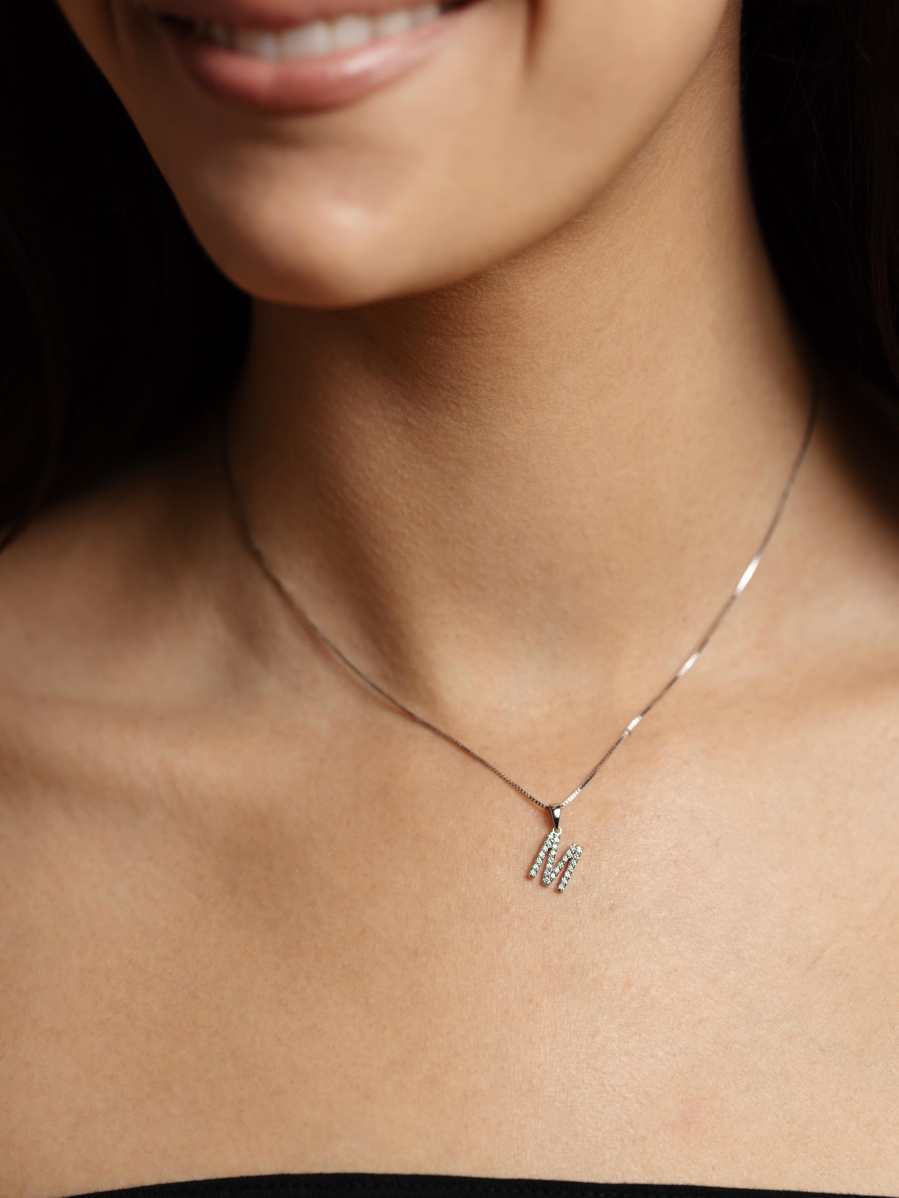 Diamantbokstav - Vakkert og personlig smykke med diamanter på tilsammen 0,15 carat