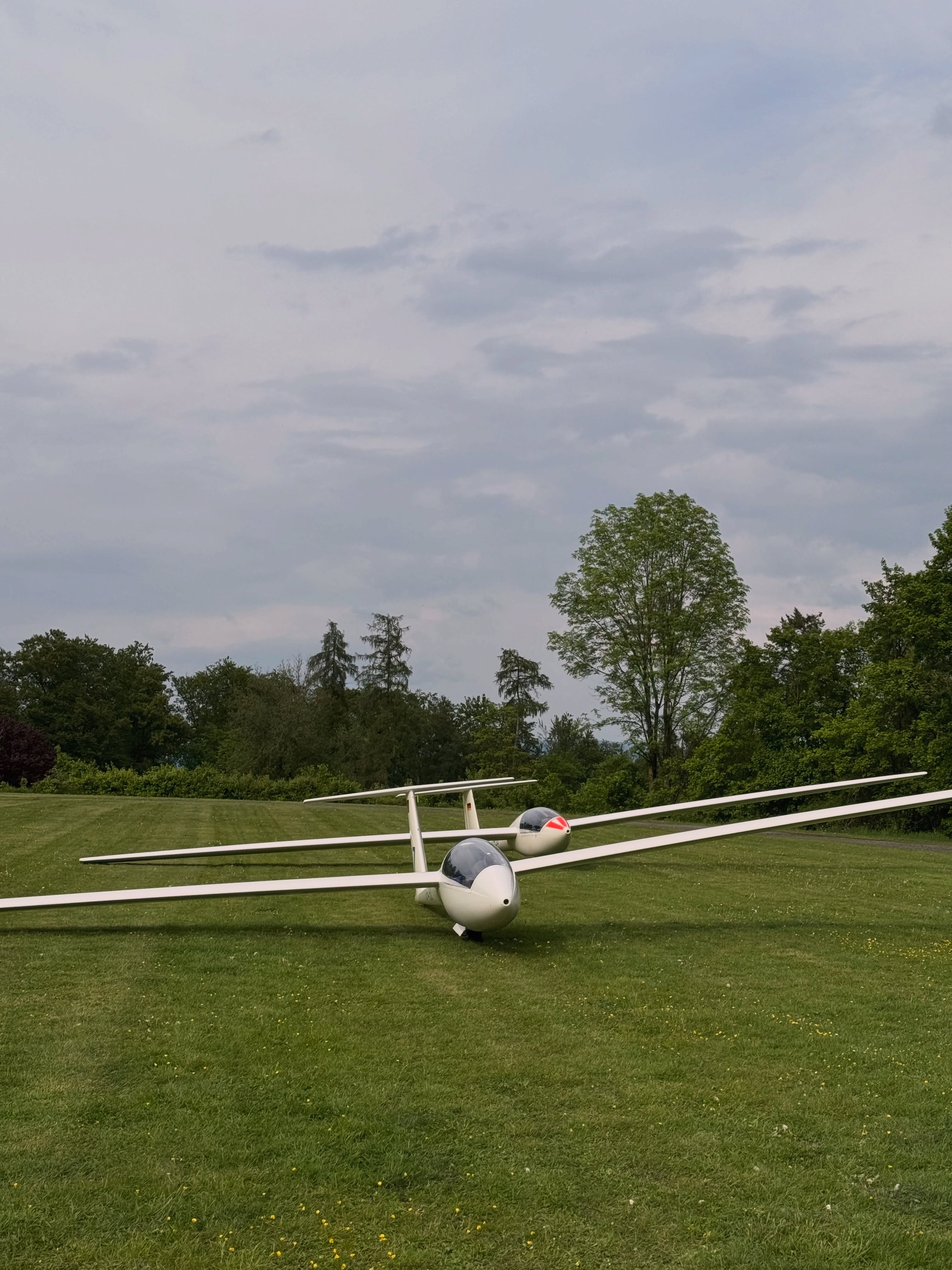 Erfolgreiches Himmelfahrt-Fliegerlager (mit vereinzelten Schauern) bei der LSG!☀️🛩️ Ein starkes Wochenende liegt hinter uns: Laurenz hat erfolgreich seine Umschulung auf den Einsitzer Astir CS 77 absolviert und startet nun Richtung C-Prüfung. Dafür heißt es: Theorie vertiefen, Thermik fliegen, Kompasskurse erfliegen und Grenzflugzustände demonstrieren 💪 Außerdem hat Deniz seine Windenfahrerprüfung bestanden und darf uns ab sofort in die Luft schleppen 😎 Vincent sammelt weiterhin fleißig Starts und Landungen auf dem Weg zur Passagierberechtigung 🚀 Wir freuens auf die nächsten Flugtage! 🙌 #gliding #aviation #segelfliegen #hamelnpyrmont #soaring