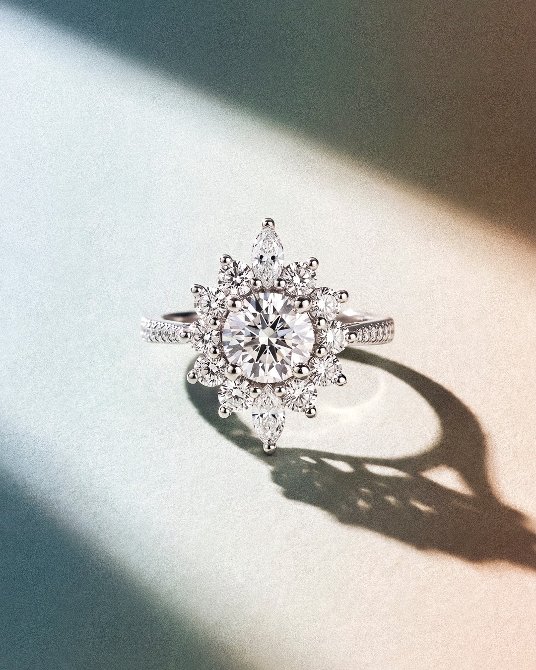 Une bague née d’une vision précise.
L’envie d’un éclat en mouvement.
Une silhouette inspirée des étoiles.
Et l’association de deux tailles de diamants capables de créer du relief, de la tension et de la lumière.
Autour d’un diamant rond naturel, nous avons imaginé une composition sur-mesure où les diamants marquise prolongent la pierre centrale comme des éclats suspendus.
Chaque proportion, chaque angle, chaque serti a été pensé pour trouver un équilibre rare : celui d’une bague à la fois graphique, vivante et délicate.
Chez Amantys, chaque création commence par une émotion.
Puis vient le temps de lui donner une forme.
—
A ring born from a precise vision.
The desire for moving light.
A silhouette inspired by stars.
And the meeting of two diamond cuts designed to create depth, tension and brilliance.
Around a natural round diamond, we imagined a bespoke composition where marquise-cut diamonds extend the center stone like suspended rays of light.
Every proportion, every angle, every setting was designed to achieve a rare balance: a ring that feels both graphic, alive and delicate.
At Amantys, every creation begins with an emotion.
Then comes the time to give it form.
#amantys #surmesure #highjewelry #diamondring