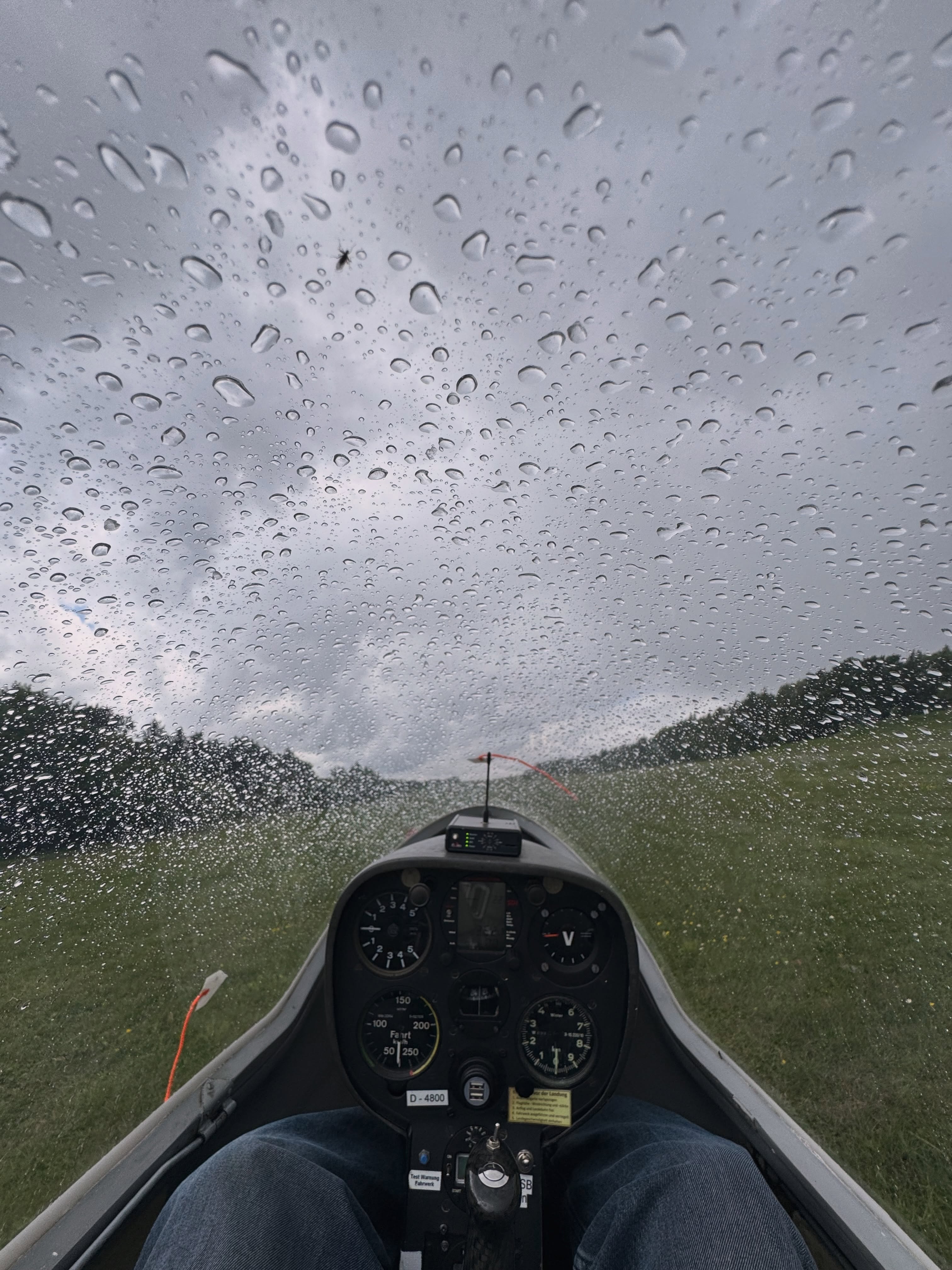 Erfolgreiches Himmelfahrt-Fliegerlager (mit vereinzelten Schauern) bei der LSG!☀️🛩️ Ein starkes Wochenende liegt hinter uns: Laurenz hat erfolgreich seine Umschulung auf den Einsitzer Astir CS 77 absolviert und startet nun Richtung C-Prüfung. Dafür heißt es: Theorie vertiefen, Thermik fliegen, Kompasskurse erfliegen und Grenzflugzustände demonstrieren 💪 Außerdem hat Deniz seine Windenfahrerprüfung bestanden und darf uns ab sofort in die Luft schleppen 😎 Vincent sammelt weiterhin fleißig Starts und Landungen auf dem Weg zur Passagierberechtigung 🚀 Wir freuens auf die nächsten Flugtage! 🙌 #gliding #aviation #segelfliegen #hamelnpyrmont #soaring