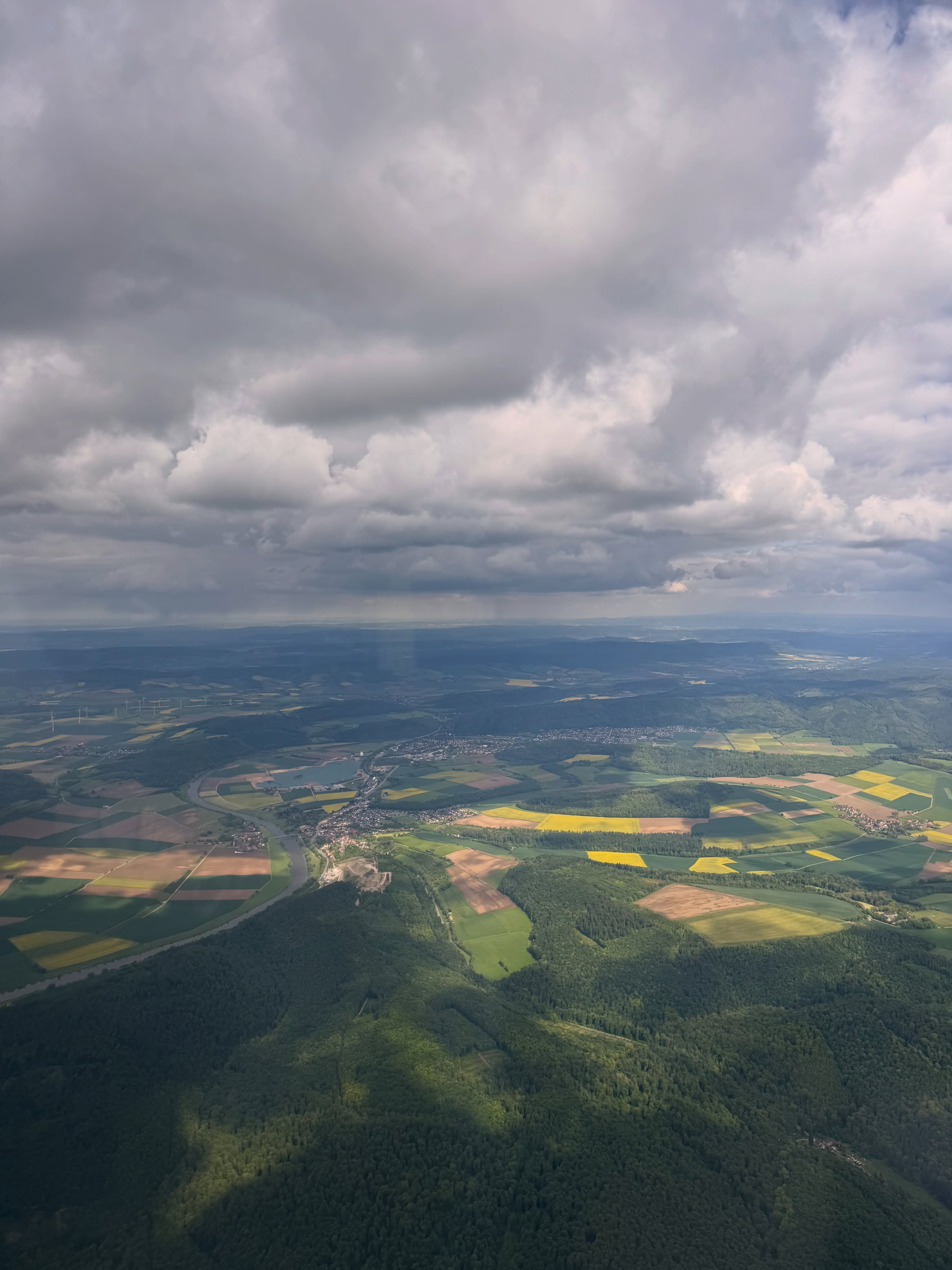 Erfolgreiches Himmelfahrt-Fliegerlager (mit vereinzelten Schauern) bei der LSG!☀️🛩️ Ein starkes Wochenende liegt hinter uns: Laurenz hat erfolgreich seine Umschulung auf den Einsitzer Astir CS 77 absolviert und startet nun Richtung C-Prüfung. Dafür heißt es: Theorie vertiefen, Thermik fliegen, Kompasskurse erfliegen und Grenzflugzustände demonstrieren 💪 Außerdem hat Deniz seine Windenfahrerprüfung bestanden und darf uns ab sofort in die Luft schleppen 😎 Vincent sammelt weiterhin fleißig Starts und Landungen auf dem Weg zur Passagierberechtigung 🚀 Wir freuens auf die nächsten Flugtage! 🙌 #gliding #aviation #segelfliegen #hamelnpyrmont #soaring