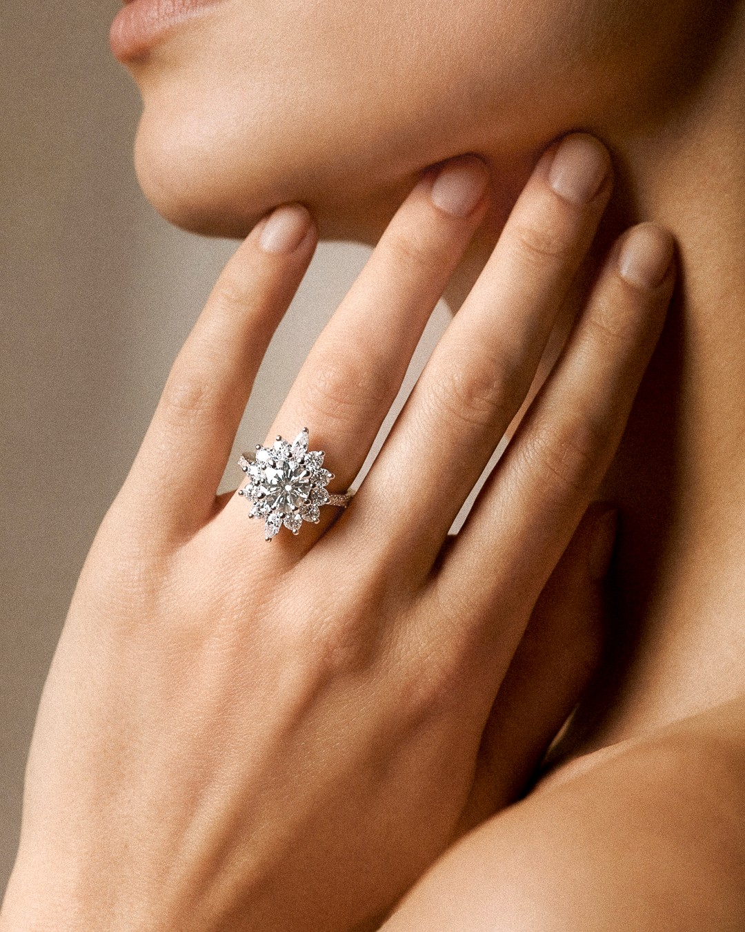 Le résultat recherché : une bague qui attire immédiatement le regard.
Un diamant central éclatant, entouré de diamants marquise et ronds comme une constellation de lumière.
Une création pensée pour révéler de la présence, du relief et une élégance assumée une fois portée.
Chaque détail a été imaginé pour trouver le parfait équilibre entre intensité et délicatesse. ✨
—
The desired result: a ring designed to instantly capture attention.
A radiant central diamond, surrounded by marquise and round diamonds like a constellation of light.
A creation imagined to reveal presence, dimension and effortless elegance once worn.
Every detail was designed to find the perfect balance between intensity and delicacy. ✨
#amantys #surmesure #diamondring