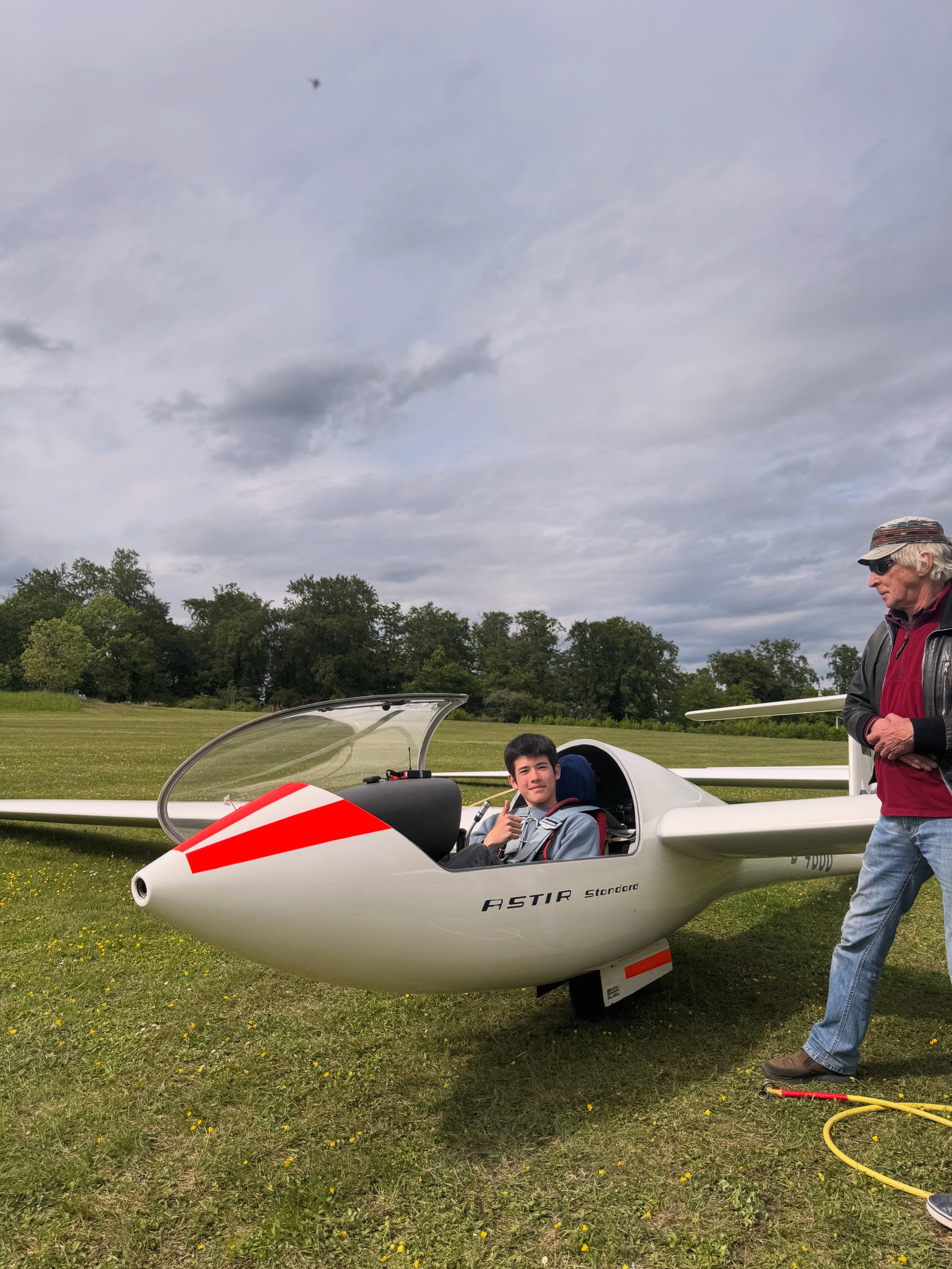Erfolgreiches Himmelfahrt-Fliegerlager (mit vereinzelten Schauern) bei der LSG!☀️🛩️ Ein starkes Wochenende liegt hinter uns: Laurenz hat erfolgreich seine Umschulung auf den Einsitzer Astir CS 77 absolviert und startet nun Richtung C-Prüfung. Dafür heißt es: Theorie vertiefen, Thermik fliegen, Kompasskurse erfliegen und Grenzflugzustände demonstrieren 💪 Außerdem hat Deniz seine Windenfahrerprüfung bestanden und darf uns ab sofort in die Luft schleppen 😎 Vincent sammelt weiterhin fleißig Starts und Landungen auf dem Weg zur Passagierberechtigung 🚀 Wir freuens auf die nächsten Flugtage! 🙌 #gliding #aviation #segelfliegen #hamelnpyrmont #soaring
