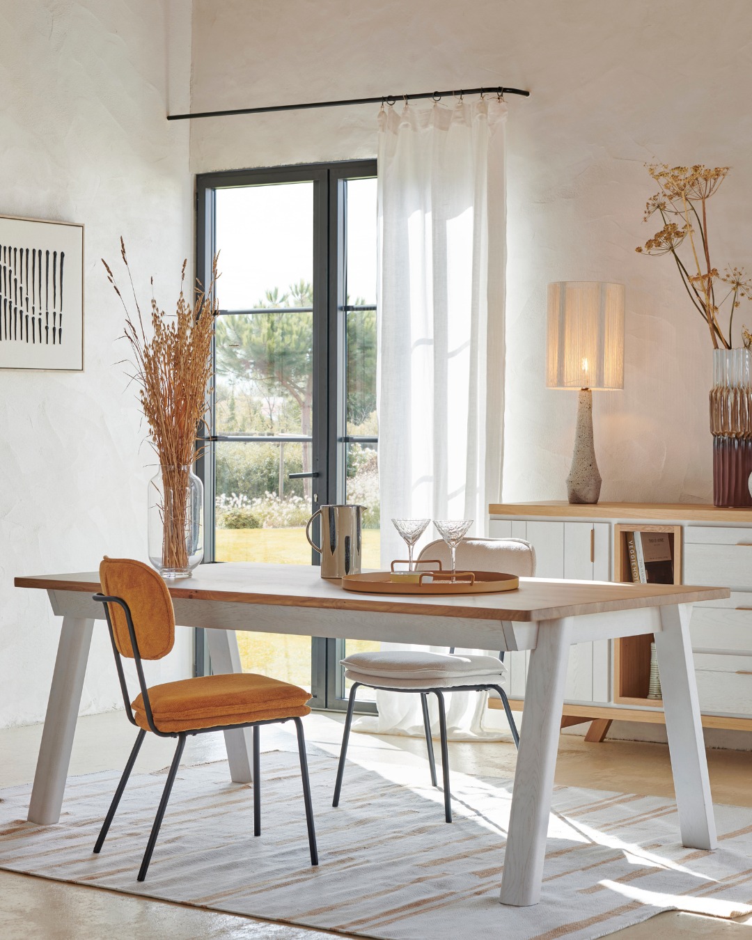 En magasin, découvrez des tables à manger assortie…