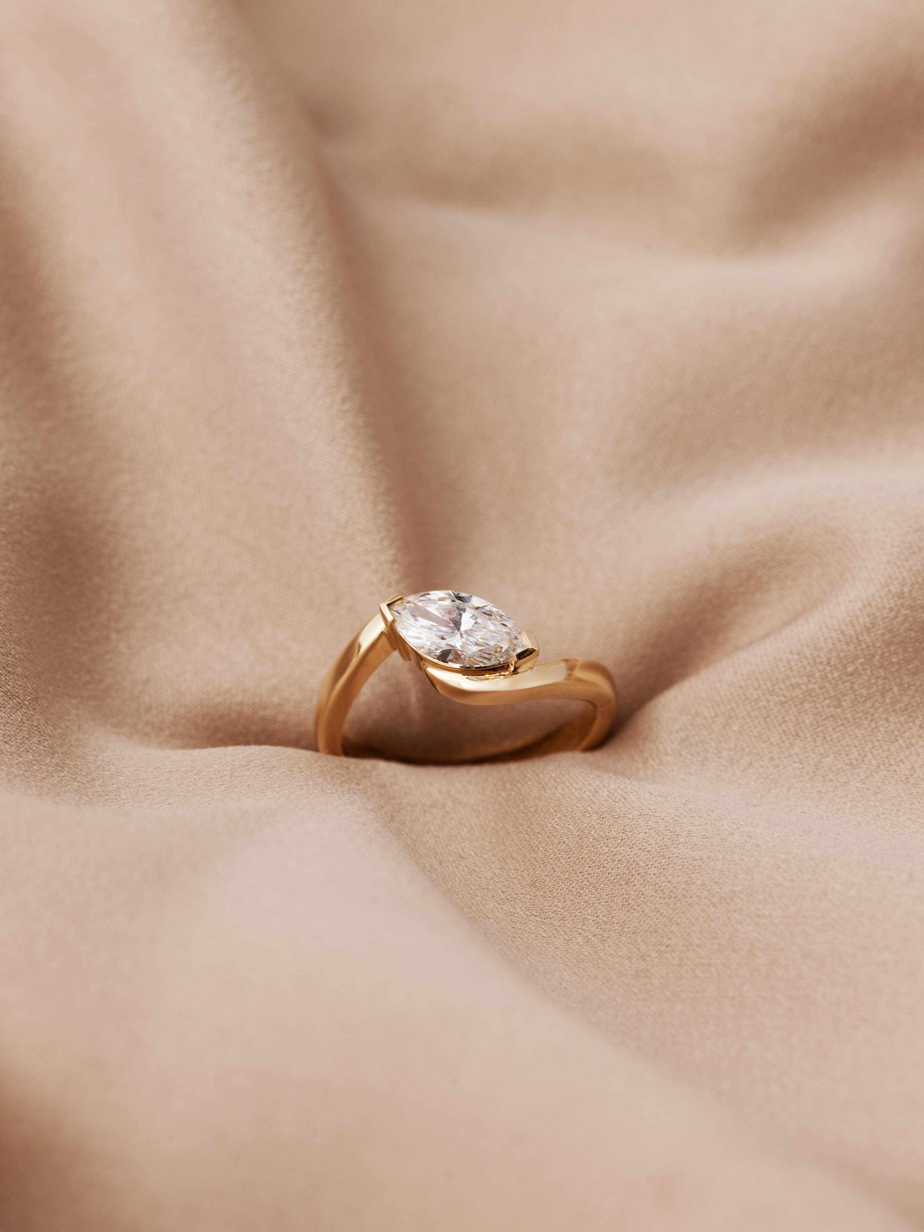 Convesso Diamantring en vakker nyhet i vårt sortiment💎
Marquise-slipen har en naturlig eleganse — den forlenger fingeren og fanger lyset fra alle vinkler. I Convesso er steinen lagt horisontalt og omsluttet av et bånd som svinger mykt rundt den i en flytende, organisk form.