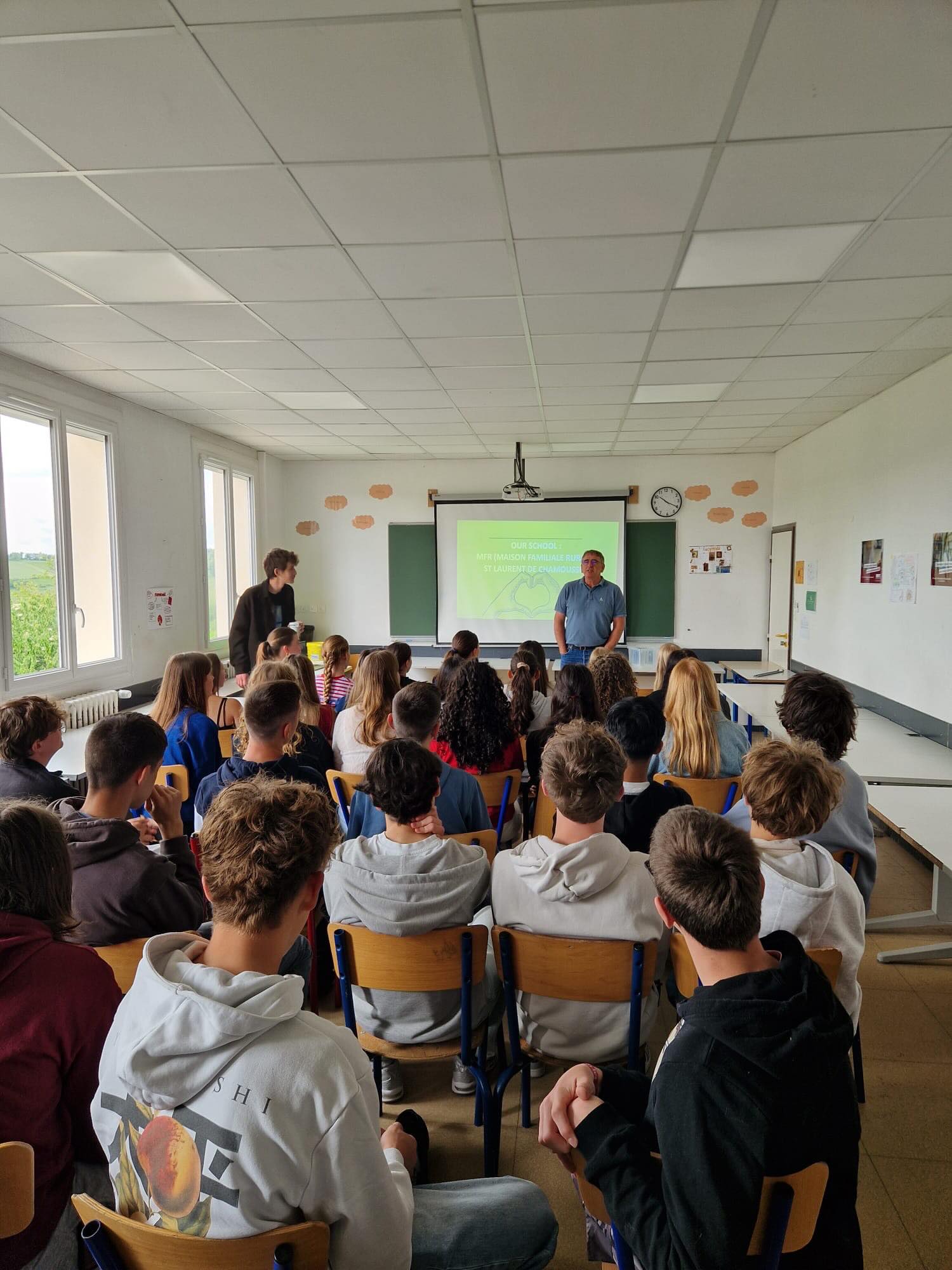 Onze Erasmus+ leerlingen waren deze week in Frankrijk 🇫🇷 Ze hadden een gevarieerd programma, swipe langs de foto’s om alle activiteiten te zien! 🤩
Foto 1: introductie op de Franse school van de directeur
Foto 2: de Franse school
Foto 3: rondje door het dorp en langs de andere vestigingen
Foto 4: gezellig samen koken
Foto 5: traditionele gerechten koken met lokale producten
Foto 6: cultuur en geschiedenis in Lyon
Foto 7: Lyon te voet verkennen
Foto 8: ziplinen in Prabouré
Foto 9: via een high-rope weer terug
Foto 10: impact van klimaatverandering op een skigebied
Foto 11: naar een grotendeels zelfvoorzienende melkveehouderij
Foto 12: bij de melkveehouderij maken ze ook 56 smaken ijs
Foto 13: lasergamen buiten op de boerderij
Foto 14: een potje Franse sports boules
Foto 15: certificaatuitreiking - meer dan verdiend!!
#vechtstedecollege #vsc #erasmus #uitwisseling