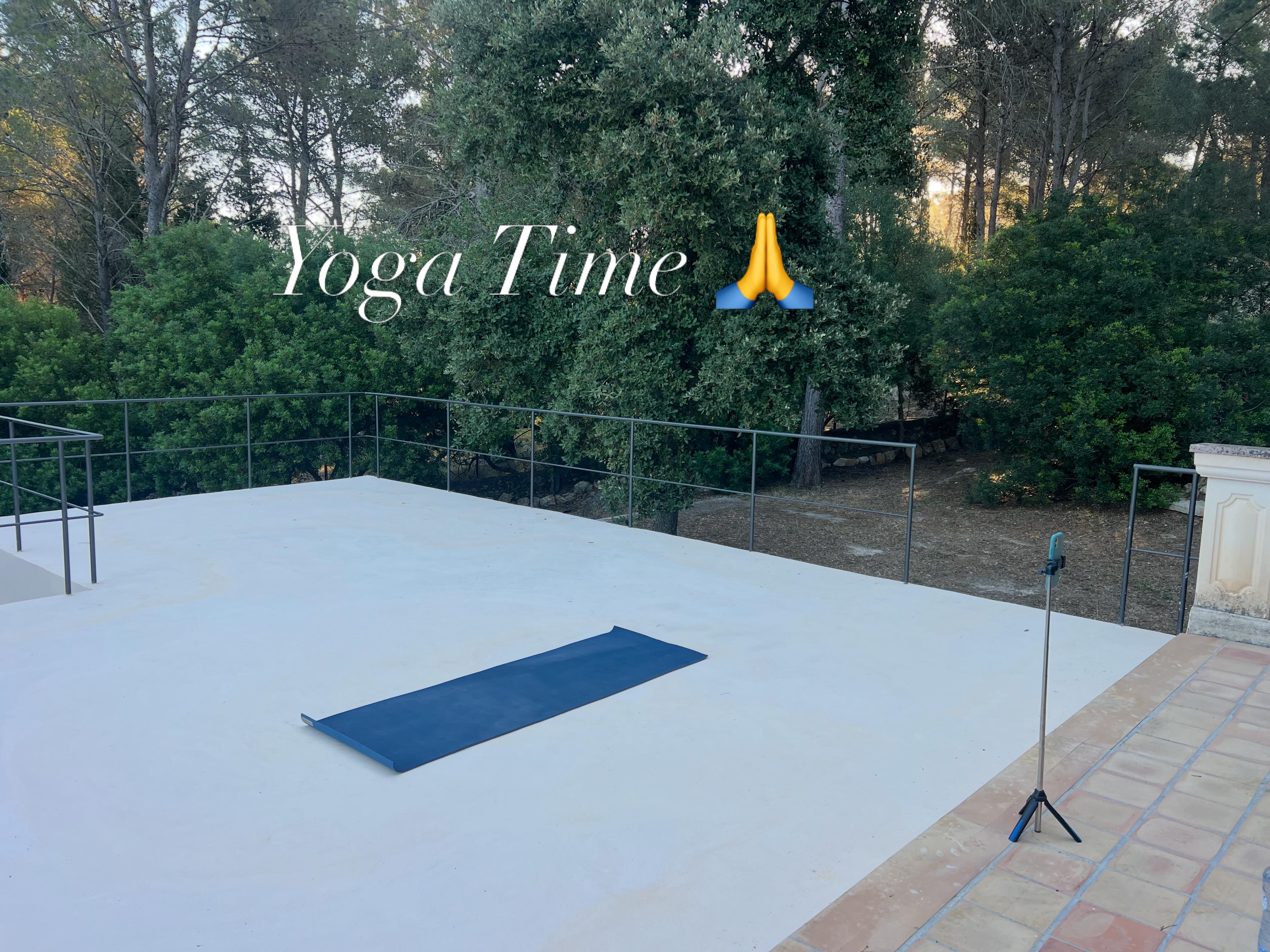 #onlineyogaclass #wherever_you_are #firstthingsfirst #itsallaboutpriority #thanksforthespace 🙏
