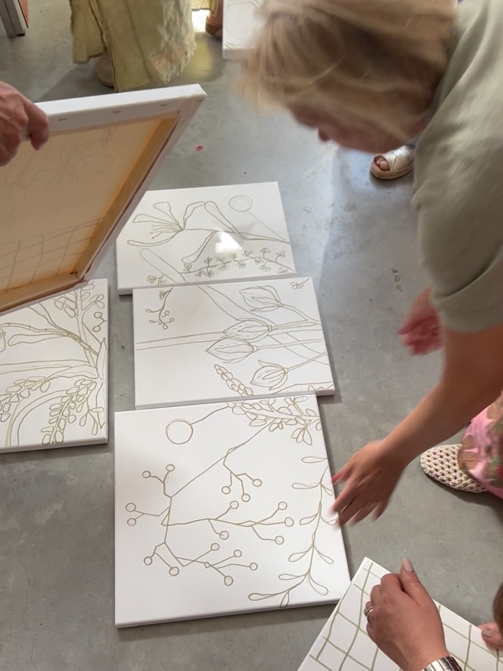 Wat doe je voor je verjaardag? Je nodigt je vriendinnen uit om samen een groot schilderij te maken. Wat een gezelligheid❤️ en wat een tof resultaat! #workshop #groningen #verjaardag #samenwerken #schi…
