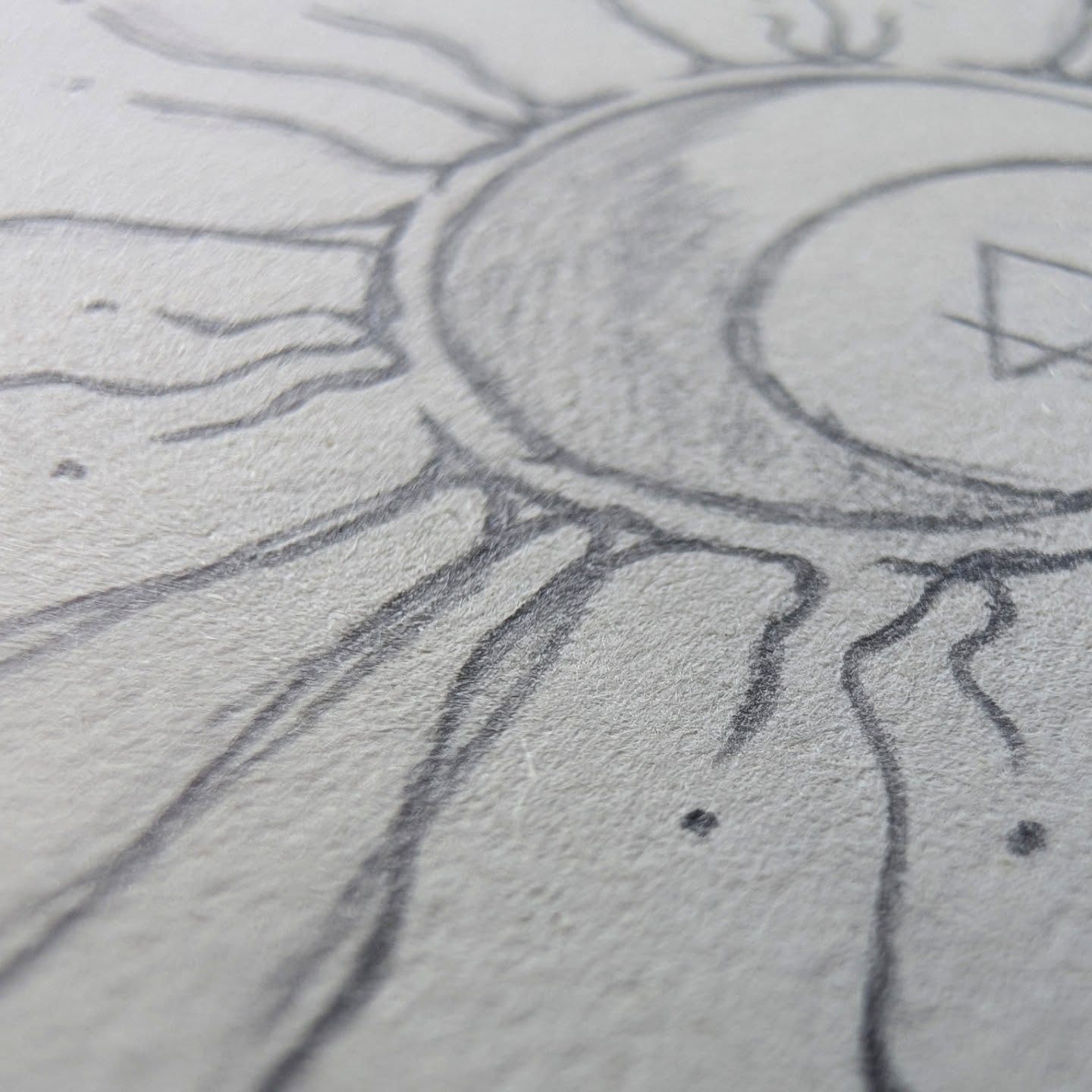 4 tattoo ontwerp schetsen, 4 verschillende interpretaties vanuit hetzelfde idee.♥️Voor elke tattoo afspraak/tattoo ervaring schets ik altijd eerst alvast een of meerdere varianten. Zodat op de dag zelf, waarbij we samen de tattoo gaan ontwerpen, we niet vanaf een leeg blad hoeven te beginnen.In dit geval zijn we op een van deze 4 schetsen verder gaan bouwen en ontwerpen, totdat het "Yay!"-gevoel omhoog kwam!♥️🙏 Lekker buiten op het gras en aan het water, want wat een lekker weer!🌞🍃Ik vind het heerlijk om samen met mensen aan hun tattoos te werken, het vertalen van gevoel en abstracte uitingen naar een persoonlijke tatoeage. Het daagt mij uit op creativiteit en het daagt de mensen uit om echt de ruimte te nemen in wat ze wel en niet willen. Of wat wel en niet goed voelt.💪♥️
Daarnaast zorgt het ook voor hele fijne persoonlijke omgang en band met de mensen die bij mij komen voor hun tattoo. Hierdoor kan ik nog zoveel beter aansluiten bij hun wensen en een liefdevolle tattoo ervaring bieden!♥️#sneakpeaktattoodesign #handpoke #stickandpoketattooartist #spiritueletattoo #sunandmoontattoo