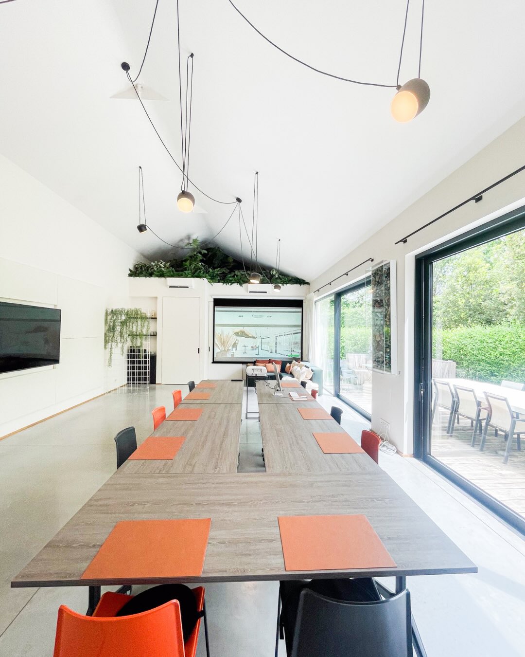 📽️ Nieuw bij Concept55!
Naast ons presentatiescherm beschikken we nu ook over een groot projectiescherm.
Ideaal voor boardroommeetings, strategische sessies, opleidingen of presentaties waarbij iedereen moeiteloos wil meevolgen.
Zo zorgen we voor nóg meer comfort en focus tijdens jullie bijeenkomst.
📍 Vergaderen in alle rust dat kan bij Concept55, midden in het groen in Keerbergen.
#concept55 #keerbergen #vergaderzaal #vergaderruimte #vlaamsbrabant