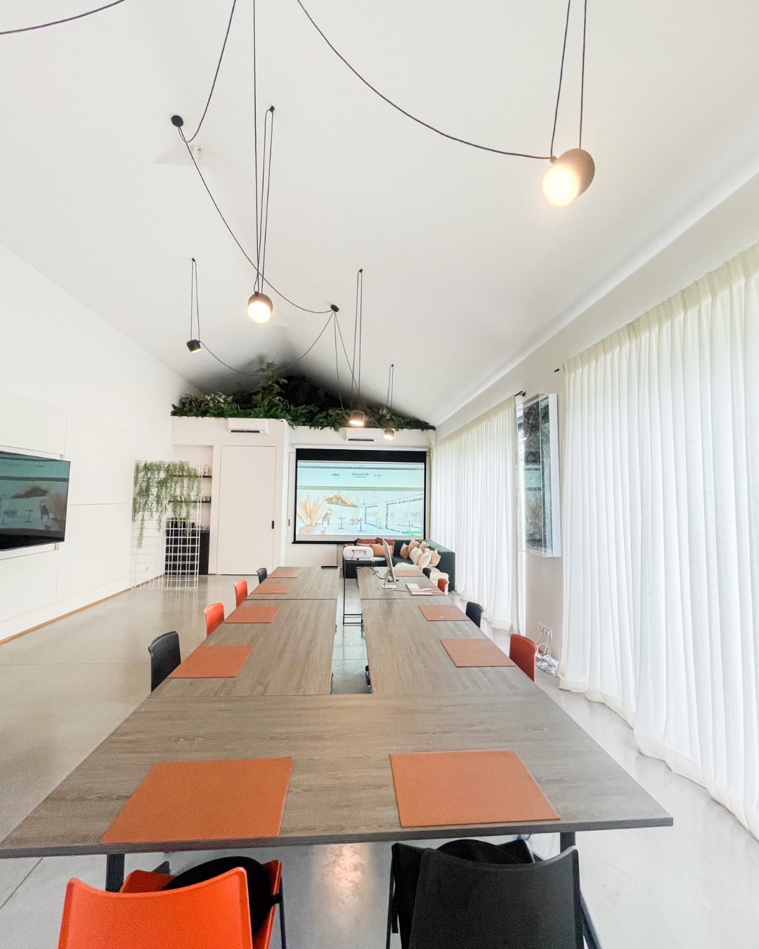 📽️ Nieuw bij Concept55!
Naast ons presentatiescherm beschikken we nu ook over een groot projectiescherm.
Ideaal voor boardroommeetings, strategische sessies, opleidingen of presentaties waarbij iedereen moeiteloos wil meevolgen.
Zo zorgen we voor nóg meer comfort en focus tijdens jullie bijeenkomst.
📍 Vergaderen in alle rust dat kan bij Concept55, midden in het groen in Keerbergen.
#concept55 #keerbergen #vergaderzaal #vergaderruimte #vlaamsbrabant