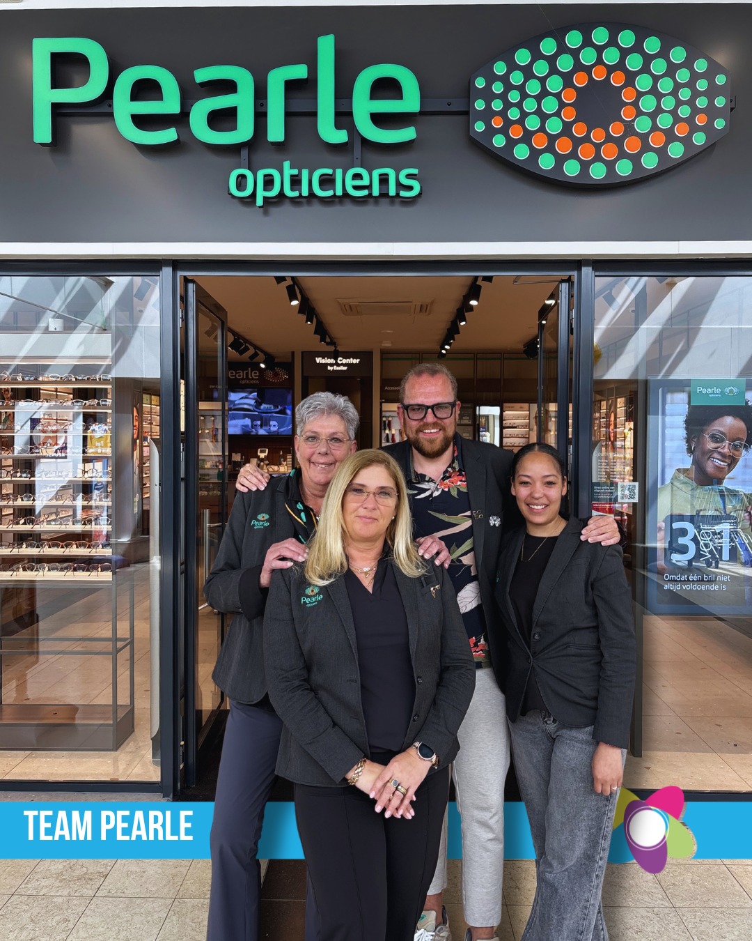 De gezichten achter Pearle 👓
Dit team staat voor je klaar met persoonlijk advies en een glimlach.
Of je nu op zoek bent naar een nieuwe bril of je ogen wilt laten meten — je bent van harte welkom 💛
Plan een oogmeting via de website Pearle.nl
#winkelcentrumbloemendaal #gouda #pearle #ondernemersportret