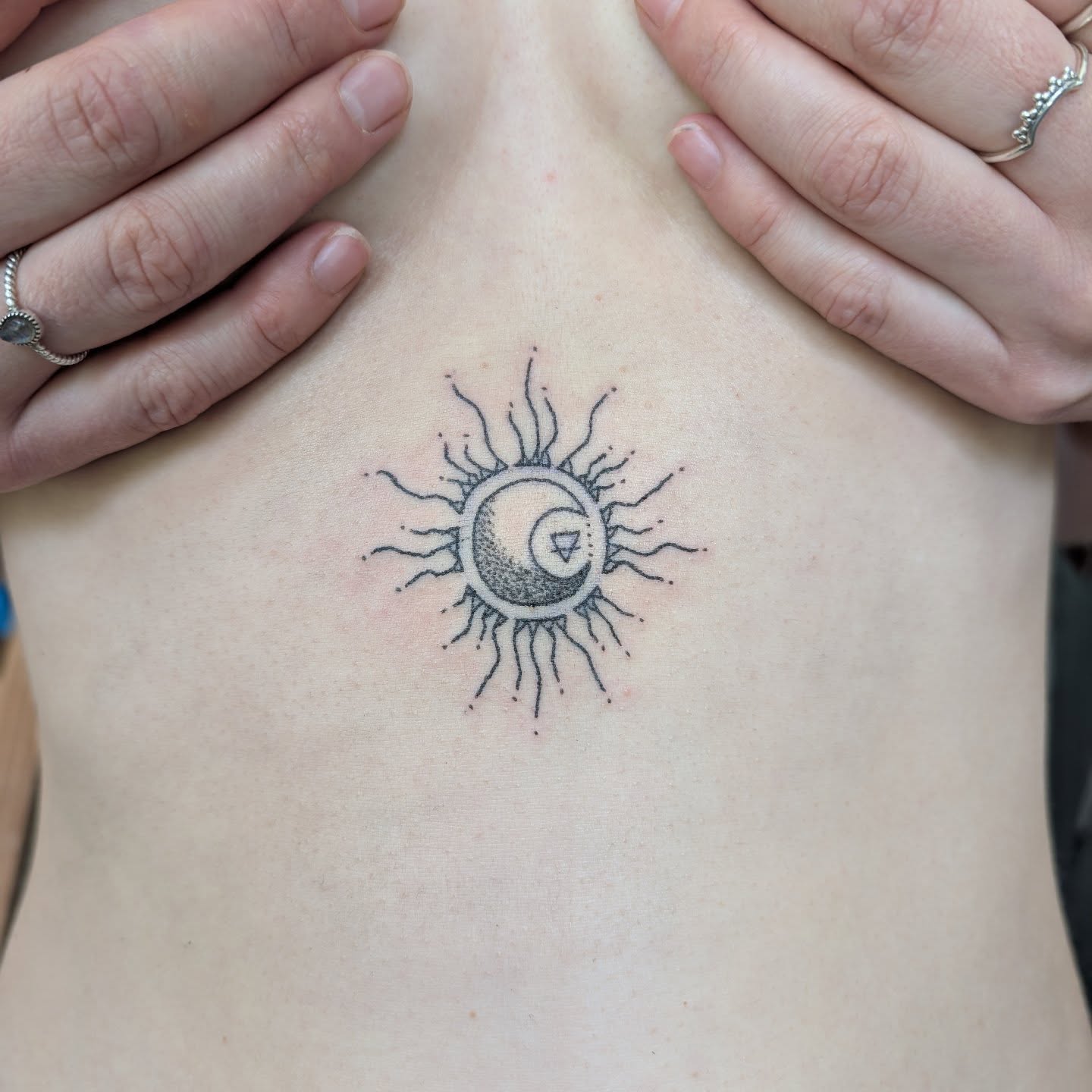Wat een absoluut prachtige en krachtige tattoo ervaring was dit!♥️ Mega onder de indruk van deze bijzondere vrouw en haar weg naar zelfliefde en healing, voel me helemaal vereerd hier voor dit deel onderdeel van te mogen zijn geweest!♥️Eerst samen dit mooie ontwerp mogen creëren, buiten in het gras en aan het water. Vervolgens samen door de verschillende fases van de tattoo heen tijdens het zetten. Een krachtig proces vol emoties, los laten, doorbreken en omarmen. Wat mocht eindigen in een fijn en goed gevoel, de start van een nieuwe tijd met een prachtige tatoeage die echt heel mooi straalt!♥️🌞Enorm dankbaar voor deze ervaring en het mogen leren kennen van deze mooie vrouw, dank je wel voor je vertrouwen en het delen van je kwetsbaarheid en kracht!🙏♥️#spiritualtattoo #sunandmoontattoo #selflovetattoo #stickandpokenl #freehandtattoo