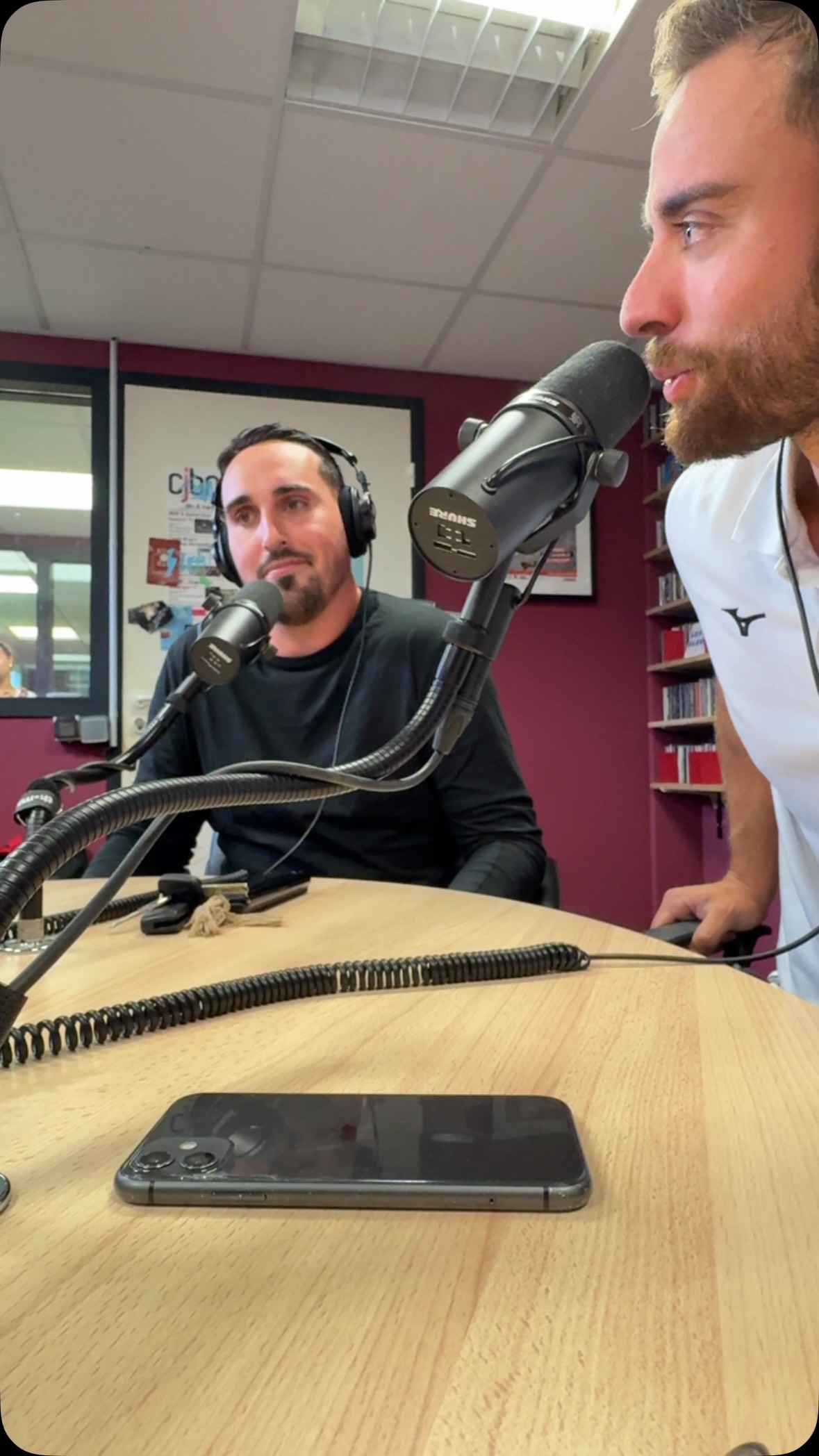 🎙️ « Le temps mort à 5 minutes de la fin, je nous regarde tous, et je sens qu’on va le faire ! »
On revient sur la montée historique du Caen Handball avec @jordanallais, @enzodrgt et le coach Sébastien Quintallet.
🤾🏽♂️ Liens en bio pour écouter le podcast « We Are Vikings » !
🎽 Avec @lacaencaneuse, @sebwam, @sylviodelavega et @jejdel
#vikings #handball #proligue #starligue 🎙️ « Le temps mort à 5 minutes de la fin, je nous regarde tous, et je sens qu’on va le faire ! »
On revient sur la montée historique du Caen Handball avec @jordanallais, @enzodrgt et le coach Sébastien Quintallet.
🤾🏽♂️ Liens en bio pour écouter le podcast « We Are Vikings » !
🎽 Avec @lacaencaneuse, @sebwam, @sylviodelavega et @jejdel
#vikings #handball #proligue #starligue