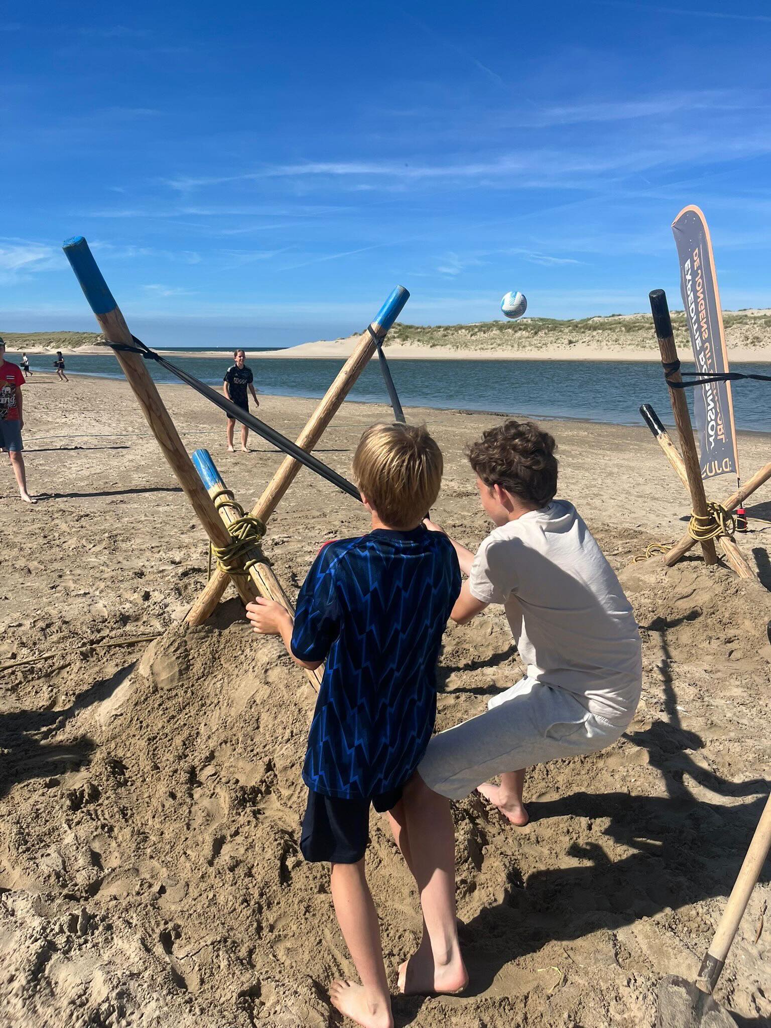 De tweede klas sluit lekker het jaar af, perfecte dag voor🏄♀️,🏖️ of een 🛶 #gooislyceum #bijnaechtvakantie