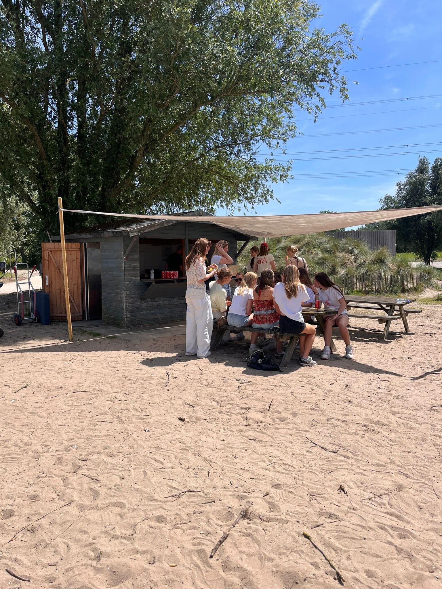 Mentoruitje 4H op het 🏖️ gisteren. Of zoals mevrouw Bilbija zei: ‘strandje pakken, frikadelletje klappen’ #gooislyceum