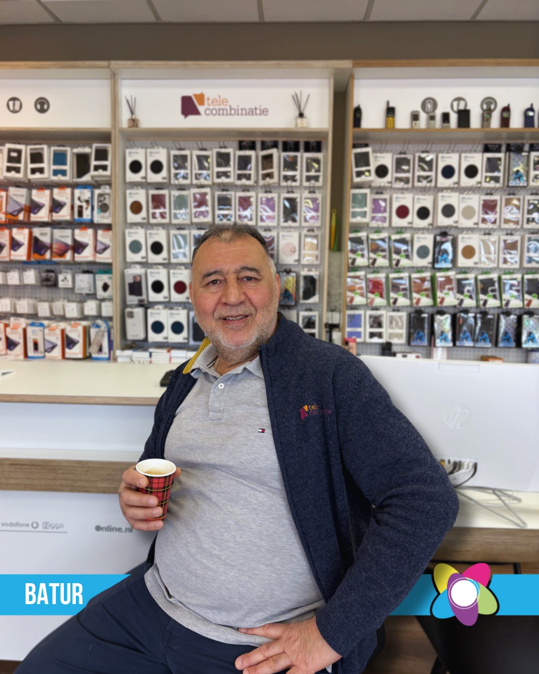 💛 Bedankt, Batur!
Na een fijne tijd bij Telecombinatie in Winkelcentrum Bloemendaal neemt Batur afscheid.
Met zijn vriendelijke glimlach, persoonlijke aandacht en behulpzame service heeft hij veel klanten met plezier geholpen. Daar willen we hem graag voor bedanken.
Namens Winkelcentrum Bloemendaal wensen we Batur veel succes en geluk bij alles wat er op zijn pad komt. 🍀
Bedankt voor je inzet en het vertrouwde gezicht dat je voor zoveel bezoekers bent geweest!
#winkelcentrumbloemendaal #gouda #telecombinatie #shoplokaal