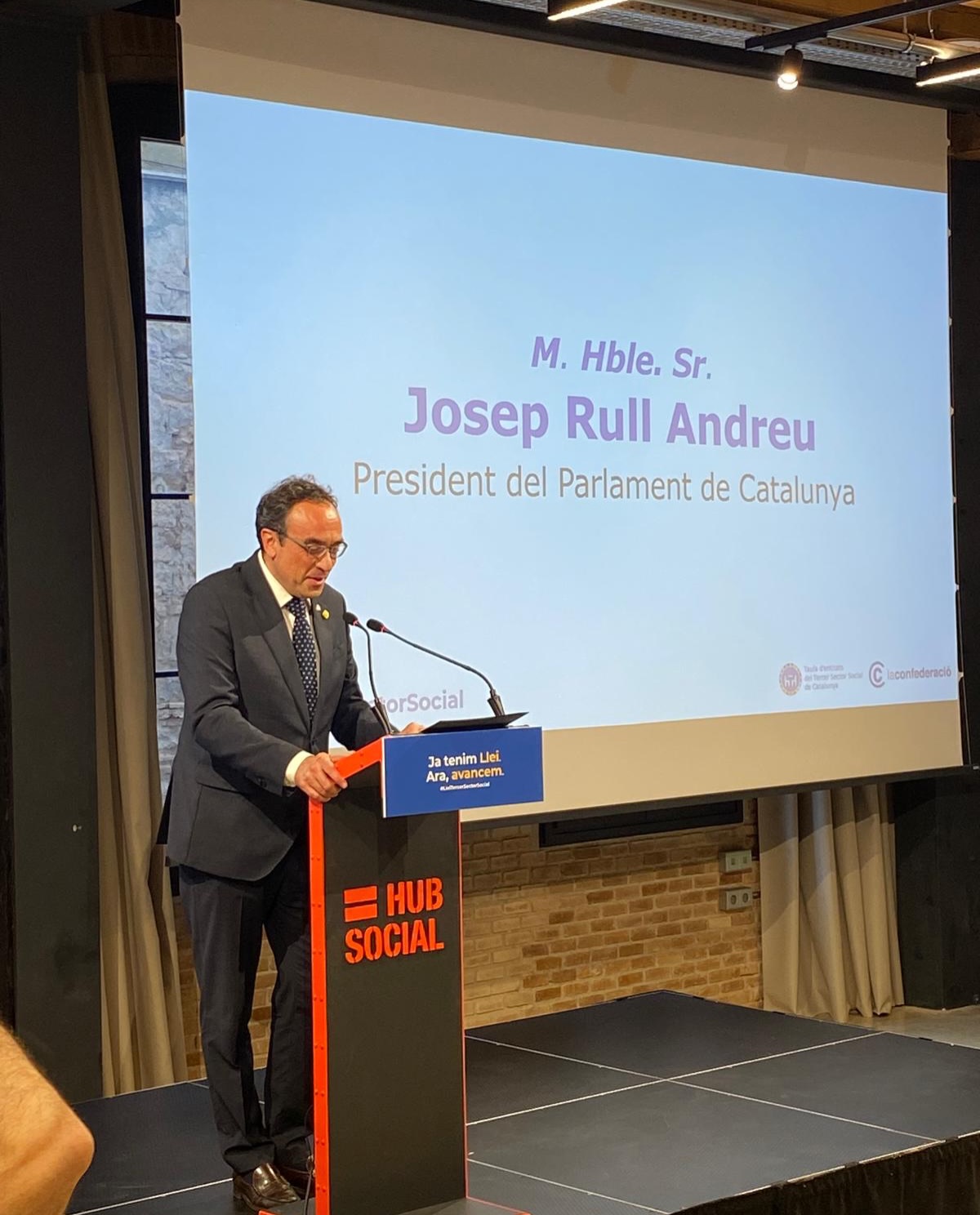 Aquest dimarts, 7 de juliol, vam assistir al @hubsocialbcn a l’acte de celebració de l’aprovació de la Llei del Tercer Sector Social, organitzat per @taula3sector i @laconfederacio.
L’acte va comptar amb la participació de representants de les institucions i de les entitats del sector, entre els quals hi havia la consellera de Drets Socials i Inclusió @monicamartinezbravo; el president del Parlament, @joseprulliandreu; i el diputat i exconseller @carlescampuzano.
Després dels parlaments, vam tenir l’oportunitat de parlar i compartir una estona amb tots ells, en un espai de trobada i reconeixement per a les entitats socials.
📃 L’aprovació d’aquesta llei suposa una fita molt important per al tercer sector social. La norma reconeix el paper essencial de les entitats sense ànim de lucre, crea el Consell de Diàleg Civil de Catalunya, preveu un cens públic d’entitats i estableix la celebració del Dia del Tercer Sector Social de Catalunya.
👉 Des de la Fundació Via-Guasp celebrem aquest pas endavant, que representa l’inici d’un camí per millorar la participació, el finançament i el reconeixement del tercer sector social, així com la coordinació i l’equiparació entre els sectors públic i privat.
#TercerSectorSocial #LleiTercerSector #AccióSocial #EntitatsSocials #FundacióViaGuasp