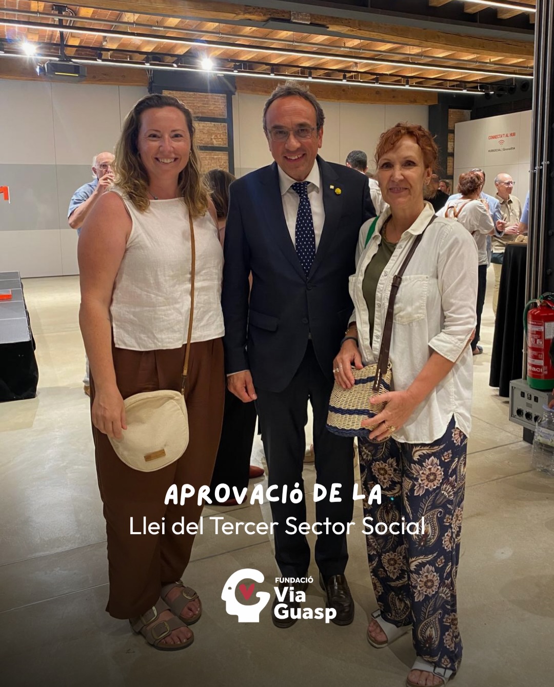 Aquest dimarts, 7 de juliol, vam assistir al @hubsocialbcn a l’acte de celebració de l’aprovació de la Llei del Tercer Sector Social, organitzat per @taula3sector i @laconfederacio.
L’acte va comptar amb la participació de representants de les institucions i de les entitats del sector, entre els quals hi havia la consellera de Drets Socials i Inclusió @monicamartinezbravo; el president del Parlament, @joseprulliandreu; i el diputat i exconseller @carlescampuzano.
Després dels parlaments, vam tenir l’oportunitat de parlar i compartir una estona amb tots ells, en un espai de trobada i reconeixement per a les entitats socials.
📃 L’aprovació d’aquesta llei suposa una fita molt important per al tercer sector social. La norma reconeix el paper essencial de les entitats sense ànim de lucre, crea el Consell de Diàleg Civil de Catalunya, preveu un cens públic d’entitats i estableix la celebració del Dia del Tercer Sector Social de Catalunya.
👉 Des de la Fundació Via-Guasp celebrem aquest pas endavant, que representa l’inici d’un camí per millorar la participació, el finançament i el reconeixement del tercer sector social, així com la coordinació i l’equiparació entre els sectors públic i privat.
#TercerSectorSocial #LleiTercerSector #AccióSocial #EntitatsSocials #FundacióViaGuasp