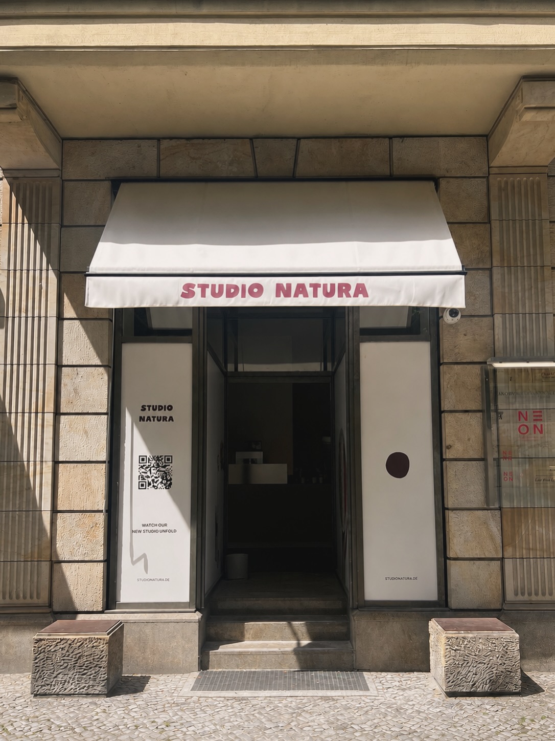 Neues Markisentuch, neue Beschriftung – und der Eingangsbereich wirkt direkt hochwertiger und einladender.
Für das Studio Natura durften wir das Markisentuch inklusive neuer Beschriftung erneuern. Das Ergebnis kann sich sehen lassen.
Vielen Dank für das Vertrauen! ☀️
#Berlin #Markise #Markisentuch #Werbetechnik