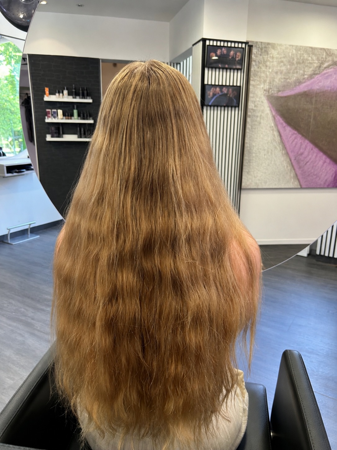 Von lang zu kurz, für einen guten Zweck. 💛✂️
Heute durften wir nicht nur eine wunderschöne Haarveränderung begleiten, sondern auch eine ganz besondere Entscheidung.
Unsere Kundin hat sich dazu entschieden, ihre langen Haare zu spenden. Mit ihrer Spende schenkt sie Hoffnung und unterstützt Menschen, die ihren eigenen Haarverlust erleben mussten.
Manchmal bedeutet ein neuer Haarschnitt eben mehr als nur eine Veränderung des Looks. 💕
Wir bedanken uns herzlich für das Vertrauen und diese tolle Geste. Es erfüllt uns immer wieder mit Freude, Teil solcher besonderen Momente zu sein.
#haarespendenfürdengutenzweck #bremen #vorhernacher #gutestun #neuerlook