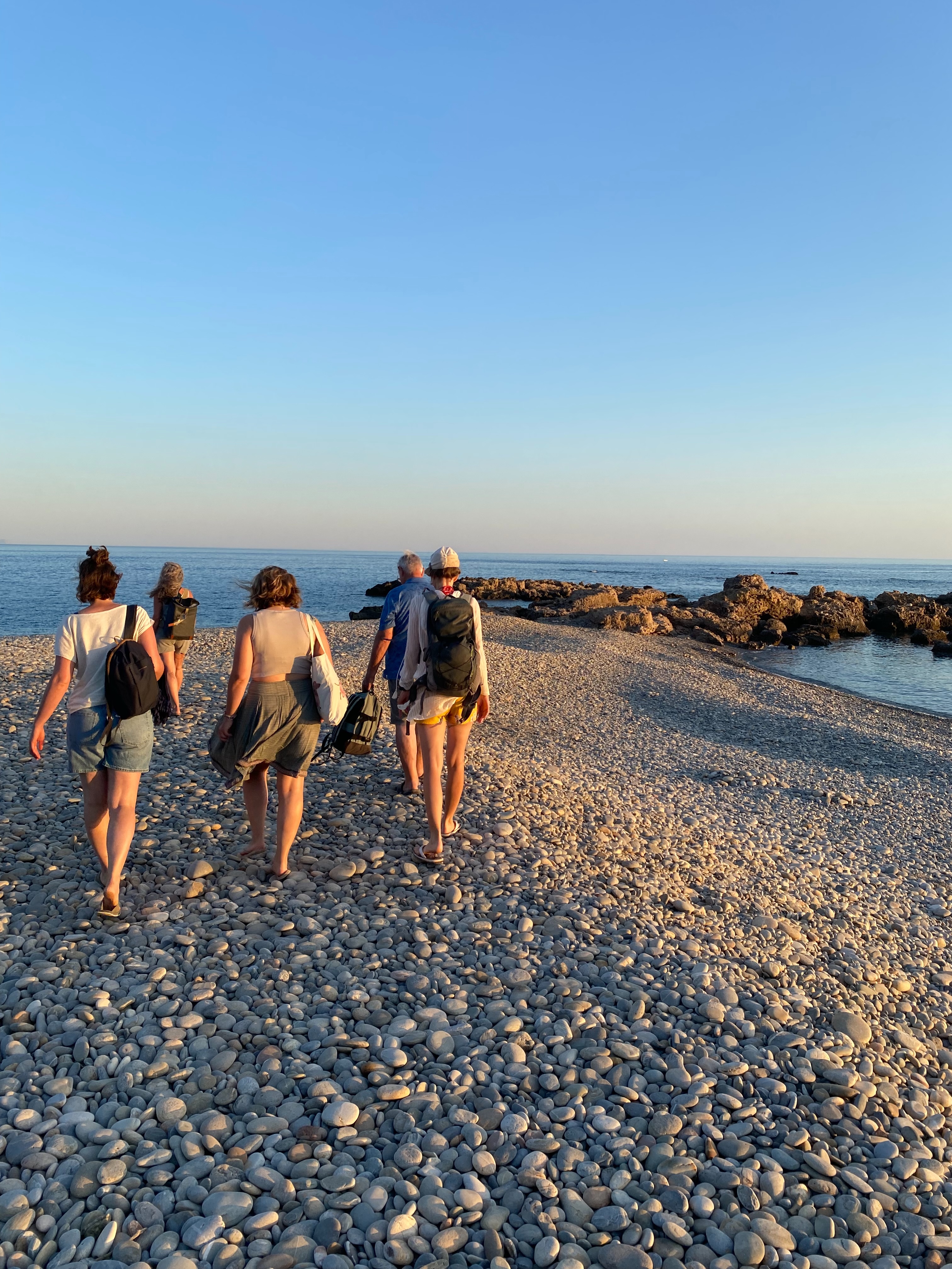 Mehr ist nicht unbedingt besser – das wissen wir.
Und trotzdem setzen wir, wenn es um unsere Urlaubserholung geht, gerne auf dieses simple „Mehr“:
- Mehr Zeit
- Mehr Ruhe
- Mehr Luxus
- Mehr Sonne
- Mehr Erleben
- Mehr Kultur
- Mehr Essen…
Dabei braucht unser Körper und unsere Seele eher weniger von Vielem, um wirklich zu regenerieren und um sich zu erholen.
Es ist wie bei einem außergewöhnlich eindrucksvollen Bild. Auch dies entfaltet seine besondere Schönheit eher an einer leeren Wand.
In diesem speziellen Urlaubs-Seminar „Kreta Intensive 2026“ unterstütze ich dich in liebevoller, entspannter und leichter Atmosphäre, „deine Wand zu leeren“, damit deine individuelle Persönlichkeit wieder zum Strahlen kommen kann.
Indem wir gemeinsam entdecken, wo du gerade im Leben stehst und was du wirklich brauchst, gelingt eine ganz besondere Form der Erholung für Körper & Seele, die auch nach den Urlaubstagen noch lange in deinem Alltag nachhallt.
Sei dabei, es gibt noch 2 Plätze, ich freue mich auf dich 💛