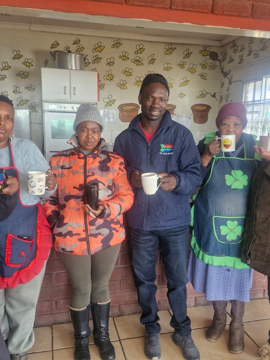 Soep met brood – Samen geven we hoop
Manager Hester en kokkin Roselina bereiden vandaag een heerlijke, voedzame maaltijd voor de kinderen van Masechaba Day Care Centre, een rijke linzensoep met gehakt, rijst en bonen in tomatensaus, geserveerd met een boterham om in de soep te dopen.
De ingrediënten voor deze warme maaltijd zijn gesponsord door SPAR Spartan in Bethlehem. Eigenaar Rudi Harbron en zijn geweldige team laten hiermee zien wat echte maatschappelijke betrokkenheid betekent.
Voor veel kinderen is een kom goedgevulde soep met een snee brood veel meer dan een maaltijd. Het vult niet alleen een lege maag, maar geeft ook een gevoel van warmte, zorg en de wetenschap dat er mensen zijn die aan hen denken.
Namens alle kinderen, hun families en Masechaba Day Care Centre willen wij Rudi Harbron en het volledige SPAR Spartan-team hartelijk bedanken voor hun gulle steun en hun warme hart. Dankzij jullie maken de kinderen niet alleen kennis met een voedzame maaltijd, maar ook met de kracht van medeleven en saamhorigheid.
Samen geven we meer dan voedsel. Samen geven we hoop.
Ook sponsor worden?
“Voor 27 cent per dag help je een kind in Zuid-Afrika aan een voedzame maaltijd.”
Met een eenmalige donatie van 27 cent per dag (€100,00 per jaar) krijgt één kind een jaar lang een gezonde maaltijd.
Gun een kind een maaltijd en doneer!
Kijk even op de vernieuwde website van de Stichting Masechaba .
https://masechaba.com/.../doner.../doneren-club-nul-punt-27/
Delen van dit bericht.... Baie danki daarvoor waardeer baie.
#StichtingMasechaba #Masechaba #SPARSpartan #RudiHarbron #BethlehemSouthAfrica #SamenSterk #VoedselIsHoop #Dankbaar #HelpUsHelp