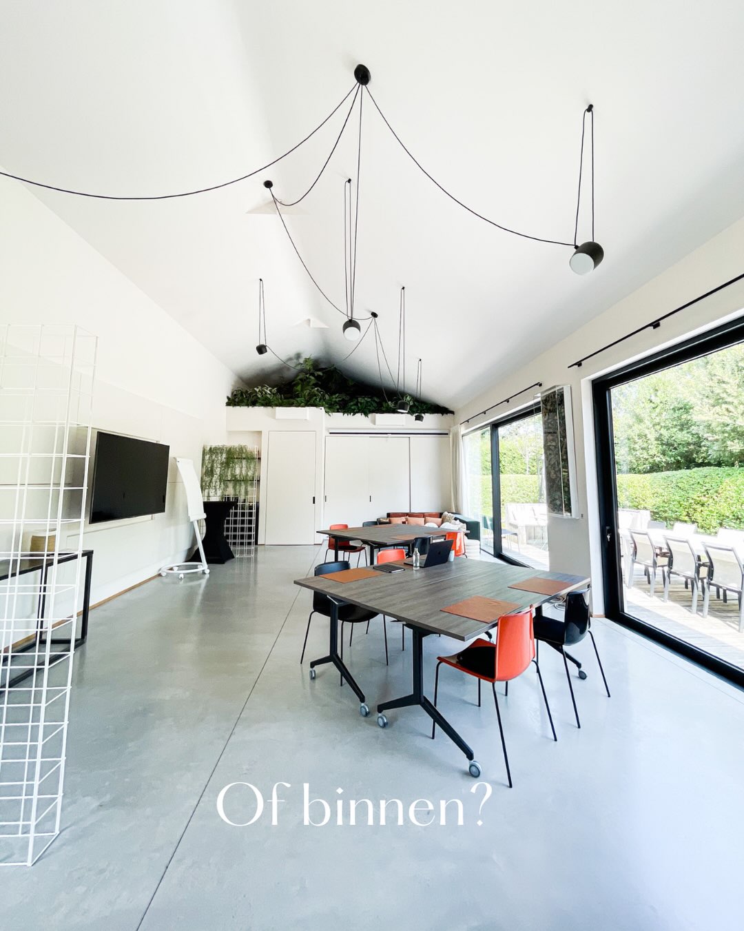 Een goede vergadering begint met de juiste mensen.
Een geweldige vergadering? Die begint ook met de juiste omgeving. 😉
Buiten vergaderen op het terras, of toch binnen in de airco? ☀️ Bij Concept55 beschik je over een privé-terras tijdens meetings. Zo hoef je niet te kiezen.
#concept55 #keerbergen #vergaderzaal #vlaamsbrabant
