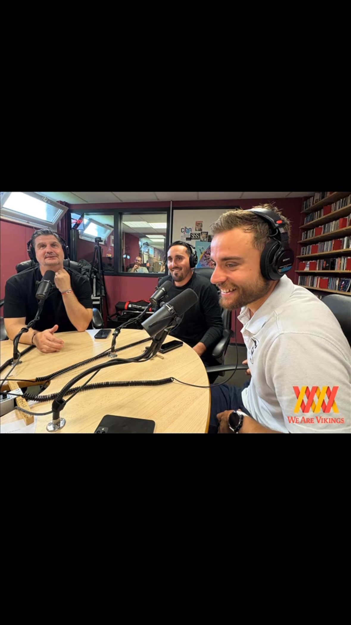 🎙️ Le rôle spécifique du gardien de hand et les raisons qui amènent le gardien des Vikings à arrêter
🤾 Témoignage du goal @enzodrgt de @lesvikingsdecaen, avec les interventions du capitaine @jordanallais et du coach Sébastien Quintallet.
💡 Extrait de l’émission spéciale « We Are Vikings » du 15 juin 2026, à retrouver en podcast sur toutes les plateformes 👉 liens en bio
Avec : @lacaencaneuse , @jejdel, @sylviodelavega et @sebwam
Production : @radiophenix
#Handball #Starligue #Vikings #Caen WAMlemission 🎙️ Le rôle spécifique du gardien de hand et les raisons qui amènent le gardien des Vikings à arrêter
🤾 Témoignage du goal @enzodrgt de @lesvikingsdecaen, avec les interventions du capitaine @jordanallais et du coach Sébastien Quintallet.
💡 Extrait de l’émission spéciale « We Are Vikings » du 15 juin 2026, à retrouver en podcast sur toutes les plateformes 👉 liens en bio
Avec : @lacaencaneuse , @jejdel, @sylviodelavega et @sebwam
Production : @radiophenix
#Handball #Starligue #Vikings #Caen WAMlemission