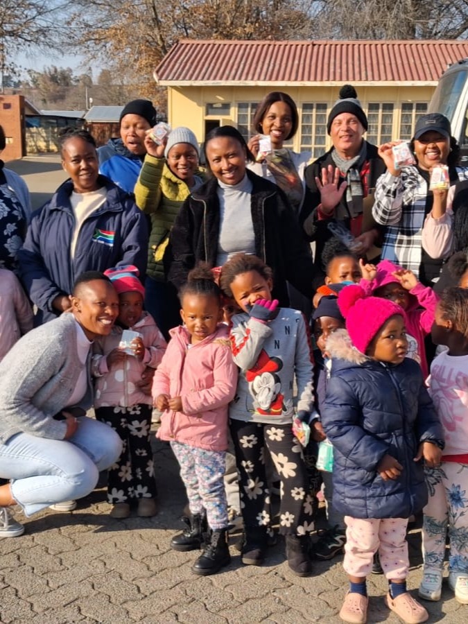 “ National Women’s Day ”
Op 9 augustus is het National Women's Day in Zuid-Afrika, en dat laten we op ons Day Care Center natuurlijk niet onopgemerkt voorbijgaan! Voor onze kleintjes is dit een dag vol vreugde en gezelligheid, maar bovenal een mooie kans om iets bijzonders terug te doen.
De afgelopen dagen is er druk geknutseld, geknipt en geplakt. De kinderen hebben met ontzettend veel liefde en trots prachtige, zelfgemaakte cadeautjes gemaakt!
Deze speciale verrassingen delen de kinderen uit aan de fantastische moeders die werken bij de bedrijven in Bethlehem die ons een warm hart toedragen. Zonder de trouwe steun van deze lokale bedrijven zou ons center niet kunnen bloeien zoals het nu doet.
Met hun kleine handjes en grote glimlachen zetten de kinderen de moeders in het zonnetje én bedanken we de bedrijven voor hun hartverwarmende betrokkenheid. Een prachtig gebaar van onze kleintjes voor de sterke vrouwen in onze gemeenschap!
Ook sponsor worden?
“Voor 27 cent per dag help je een kind in Zuid-Afrika aan een voedzame maaltijd.”
Met een eenmalige donatie van 27 cent per dag (€100,00 per jaar) krijgt één kind een jaar lang een gezonde maaltijd.
Gun een kind een maaltijd en doneer!
Kijk even op de vernieuwde website van de Stichting Masechaba .
Delen van dit bericht.... Baie danki daarvoor waardeer baie. 🥰