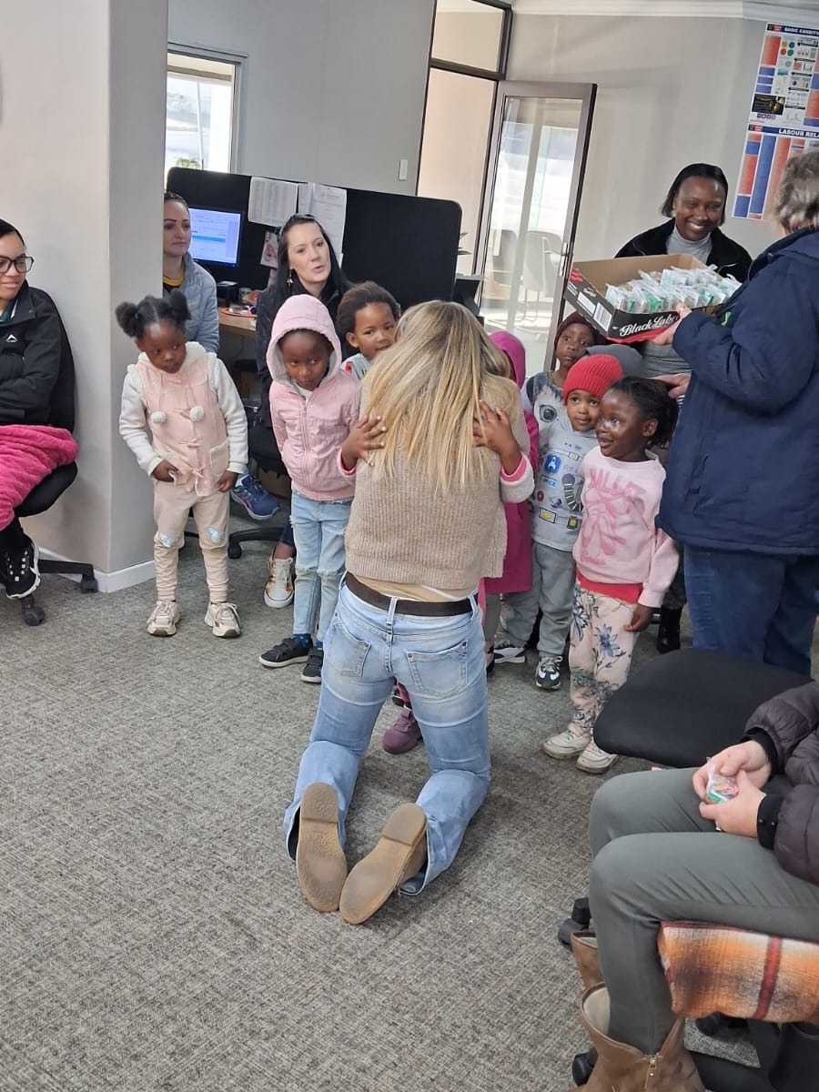 “ National Women’s Day ”
Op 9 augustus is het National Women's Day in Zuid-Afrika, en dat laten we op ons Day Care Center natuurlijk niet onopgemerkt voorbijgaan! Voor onze kleintjes is dit een dag vol vreugde en gezelligheid, maar bovenal een mooie kans om iets bijzonders terug te doen.
De afgelopen dagen is er druk geknutseld, geknipt en geplakt. De kinderen hebben met ontzettend veel liefde en trots prachtige, zelfgemaakte cadeautjes gemaakt!
Deze speciale verrassingen delen de kinderen uit aan de fantastische moeders die werken bij de bedrijven in Bethlehem die ons een warm hart toedragen. Zonder de trouwe steun van deze lokale bedrijven zou ons center niet kunnen bloeien zoals het nu doet.
Met hun kleine handjes en grote glimlachen zetten de kinderen de moeders in het zonnetje én bedanken we de bedrijven voor hun hartverwarmende betrokkenheid. Een prachtig gebaar van onze kleintjes voor de sterke vrouwen in onze gemeenschap!
Ook sponsor worden?
“Voor 27 cent per dag help je een kind in Zuid-Afrika aan een voedzame maaltijd.”
Met een eenmalige donatie van 27 cent per dag (€100,00 per jaar) krijgt één kind een jaar lang een gezonde maaltijd.
Gun een kind een maaltijd en doneer!
Kijk even op de vernieuwde website van de Stichting Masechaba .
Delen van dit bericht.... Baie danki daarvoor waardeer baie. 🥰