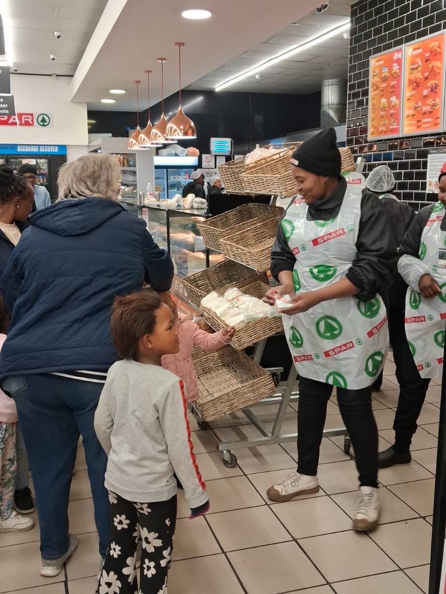 “ National Women’s Day ”
Op 9 augustus is het National Women's Day in Zuid-Afrika, en dat laten we op ons Day Care Center natuurlijk niet onopgemerkt voorbijgaan! Voor onze kleintjes is dit een dag vol vreugde en gezelligheid, maar bovenal een mooie kans om iets bijzonders terug te doen.
De afgelopen dagen is er druk geknutseld, geknipt en geplakt. De kinderen hebben met ontzettend veel liefde en trots prachtige, zelfgemaakte cadeautjes gemaakt!
Deze speciale verrassingen delen de kinderen uit aan de fantastische moeders die werken bij de bedrijven in Bethlehem die ons een warm hart toedragen. Zonder de trouwe steun van deze lokale bedrijven zou ons center niet kunnen bloeien zoals het nu doet.
Met hun kleine handjes en grote glimlachen zetten de kinderen de moeders in het zonnetje én bedanken we de bedrijven voor hun hartverwarmende betrokkenheid. Een prachtig gebaar van onze kleintjes voor de sterke vrouwen in onze gemeenschap!
Ook sponsor worden?
“Voor 27 cent per dag help je een kind in Zuid-Afrika aan een voedzame maaltijd.”
Met een eenmalige donatie van 27 cent per dag (€100,00 per jaar) krijgt één kind een jaar lang een gezonde maaltijd.
Gun een kind een maaltijd en doneer!
Kijk even op de vernieuwde website van de Stichting Masechaba .
Delen van dit bericht.... Baie danki daarvoor waardeer baie. 🥰