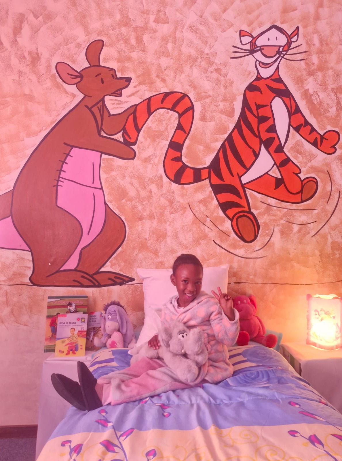 “Pyjamafeest”
Voor ons lijkt een pyjamafeestje misschien heel gewoon. Maar voor de kinderen van 3 tot 5 jaar bij Stichting Masechaba Day Care Centre in Bethlehem (Zuid-Afrika) is het een belevenis om nooit meer te vergeten!
Wat een feest was het! In hun allermooiste pyjama’s kwamen de kinderen én de juffen en meesters naar het Day Care Centre Met grote, stralende ogen en een hoop energie werd er gezongen, gedanst, gelachen en gespeeld. En natuurlijk mocht iedereen samen met hun favoriete juf of meester op de foto, een prachtig gezicht!
Zo’n bijzondere dag brengt blijdschap, versterkt vriendschappen en geeft kinderen zelfvertrouwen. En misschien wel het belangrijkste, het zorgt voor een warme, mooie herinnering die ze nog lang met zich meedragen. Want soms is een pyjamafeest veel meer dan een feestje. Het is een moment waarop een kind gewoon even zorgeloos kind mag zijn.
Samen smullen, giechelen, een warme knuffel krijgen en herinneringen maken voor het leven...
Voor ons een klein gebaar, voor deze kinderen een onbetaalbare herinnering.
Dit soort bijzondere momenten kunnen wij organiseren dankzij de trouwe steun van onze donateurs en geweldige vrijwilligers. Want ieder kind verdient het om af en toe gewoon even onbezorgd kind te zijn.
Samen geven we kinderen een mooie toekomst.
Ook sponsor worden?
“Voor 27 cent per dag help je een kind in Zuid-Afrika aan een voedzame maaltijd.”
Met een eenmalige donatie van 27 cent per dag (€100,00 per jaar) krijgt één kind een jaar lang een gezonde maaltijd.
Kijk even op de vernieuwde website van de Stichting Masechaba .
Delen van dit bericht.... Baie danki daarvoor waardeer baie.
#StichtingMasechaba #Masechaba #Bethlehem #SouthAfrica #Pyjamafeest #Kinderen #SamenDelen #EenMooieHerinnering #GeefKinderenEenToekomst