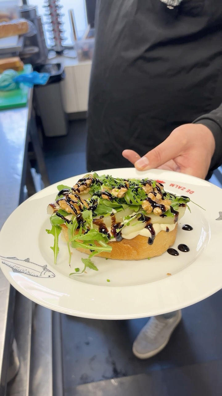 Brioche Gorgonzola😋
Snel gemaakt, nóg sneller op. Romig, crispy en bomvol smaak. Dit is zo’n hap waar je voor terugkomt. 🤤
#dezalmgouda #gouda #brioche #visitgouda