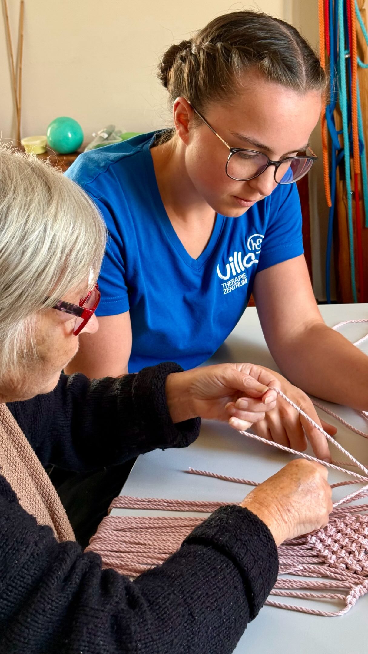 🧶 Makramee ist nicht nur kreativ, sondern fordert und fördert auch Konzentration, Feinmotorik und Ausdauer.
Gemeinsam mit unserer Patientin entstehen Knoten für Knoten neue Erfolgserlebnisse. Dabei werden Fingerbeweglichkeit, Handkoordination und die Aufmerksamkeit 🎯 gezielt gefördert.
Besonders wertvoll ist, dass die Therapie an eine sinnvolle und schöne Tätigkeit anknüpft.
💛 Am Ende steht nicht nur ein fertiges Werk, sondern auch das gute Gefühl: „Das habe ich selbst gemacht und geschafft!“
#ergotherapie #feinmotorik #aktivierung #therapiemitherz #villah3therapiezentrum