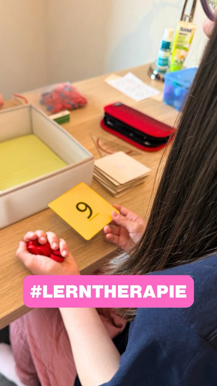 🔢 Mathematik kann man auch auseinandernehmen.
In der Lerntherapie ordnen wir Mengen zu und zerlegen sie auf unterschiedliche Weise. 🔢
Dadurch lernen Kinder, Zahlen und Mengen nicht nur zu erkennen, sondern wirklich zu verstehen.
Mit anschaulichem Material werden mathematische Zusammenhänge greifbar und leichter zugänglich. 🧩
💡So kann aus einer schwierigen Aufgabe Schritt für Schritt ein Aha-Moment werden.
Jeder Mensch lernt anders und genau dort setzen wir individuell an.
#lerntherapie #mathelernen #lernentdecken #kinderstärken #villah3therapiezentrum