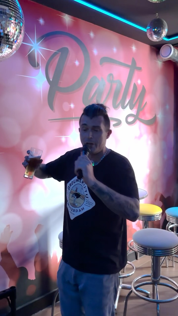 🎤 Erwin promoot onze karaoke… en vond het blijkbaar nodig om meteen even een demonstratie te geven. 😂
Hij zingt de sterren van de hemel. Of ze daarna nog aan de hemel staan, laten we even in het midden. 😉
⚠️ Ons advies: klik deze video snel weg voordat je gehoorschade oploopt.
Denk jij dat je het beter kunt? Kom het bewijzen in onze karaokebar! 🎶🍻
#DeZalm #Karaoke #Gouda #Sportsbar #ErwinOnTour