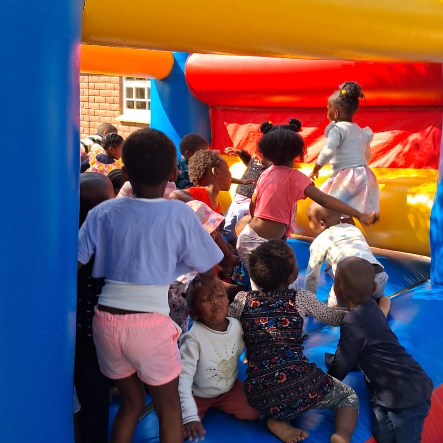 SPRINGPRET BIJ MASECHABA!
Vandaag was het groot feest bij het Masechaba Day Care Centre! De kinderen hadden al weken uitgekeken naar deze bijzondere lentefeestdag. Een dag vol vrolijkheid, gezelligheid, spelletjes en natuurlijk… een heleboel plezier!
Maar één verrassing stal vandaag absoluut de show. Midden op het grasveld stond een prachtig, kleurrijk springkasteel, dat al van verre de aandacht trok.
Dit geweldige cadeau werd mogelijk gemaakt door twee fantastische vriendinnen van Masechaba: Nirélle Macalagh en Nadine Henning. Zij wilden de kinderen graag verrassen en besloten een springkasteel voor de lentefeestdag te sponsoren. Wat een geweldig idee!
En hun verrassing was meteen een schot in de roos.
De schoenen gingen uit, de blote voetjes kwamen tevoorschijn en binnen een paar seconden stroomde het springkasteel vol met enthousiaste kinderen. Er werd gesprongen, gelachen, geklauterd en vooral héél veel plezier gemaakt.
Het springkussen veranderde in een zee van vrolijke gezichtjes en het geluid van kinderlach vulde de lucht. Precies dát is waar een feestdag om draait, samen genieten, samen spelen en mooie herinneringen maken.
Nirélle en Nadine, ontzettend bedankt voor jullie warme hart en deze fantastische verrassing! Dankzij jullie werd de lentefeestdag bij Masechaba niet alleen een feest, maar een dag vol onvergetelijke springpret en magische momenten.
Namens alle kinderen van Masechaba:
DANK JULLIE WEL!
#Masechaba #MasechabaDayCareCentre #Lentefeest #Springkasteel #Springpret #Kinderen #SamenGenieten #Dankbaarheid #MooieHerinneringen #MasechabaFamily