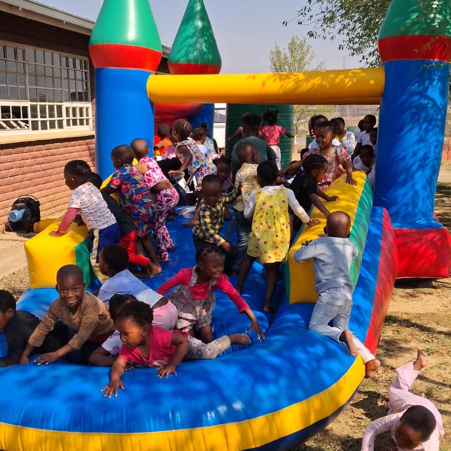 SPRINGPRET BIJ MASECHABA!
Vandaag was het groot feest bij het Masechaba Day Care Centre! De kinderen hadden al weken uitgekeken naar deze bijzondere lentefeestdag. Een dag vol vrolijkheid, gezelligheid, spelletjes en natuurlijk… een heleboel plezier!
Maar één verrassing stal vandaag absoluut de show. Midden op het grasveld stond een prachtig, kleurrijk springkasteel, dat al van verre de aandacht trok.
Dit geweldige cadeau werd mogelijk gemaakt door twee fantastische vriendinnen van Masechaba: Nirélle Macalagh en Nadine Henning. Zij wilden de kinderen graag verrassen en besloten een springkasteel voor de lentefeestdag te sponsoren. Wat een geweldig idee!
En hun verrassing was meteen een schot in de roos.
De schoenen gingen uit, de blote voetjes kwamen tevoorschijn en binnen een paar seconden stroomde het springkasteel vol met enthousiaste kinderen. Er werd gesprongen, gelachen, geklauterd en vooral héél veel plezier gemaakt.
Het springkussen veranderde in een zee van vrolijke gezichtjes en het geluid van kinderlach vulde de lucht. Precies dát is waar een feestdag om draait, samen genieten, samen spelen en mooie herinneringen maken.
Nirélle en Nadine, ontzettend bedankt voor jullie warme hart en deze fantastische verrassing! Dankzij jullie werd de lentefeestdag bij Masechaba niet alleen een feest, maar een dag vol onvergetelijke springpret en magische momenten.
Namens alle kinderen van Masechaba:
DANK JULLIE WEL!
#Masechaba #MasechabaDayCareCentre #Lentefeest #Springkasteel #Springpret #Kinderen #SamenGenieten #Dankbaarheid #MooieHerinneringen #MasechabaFamily